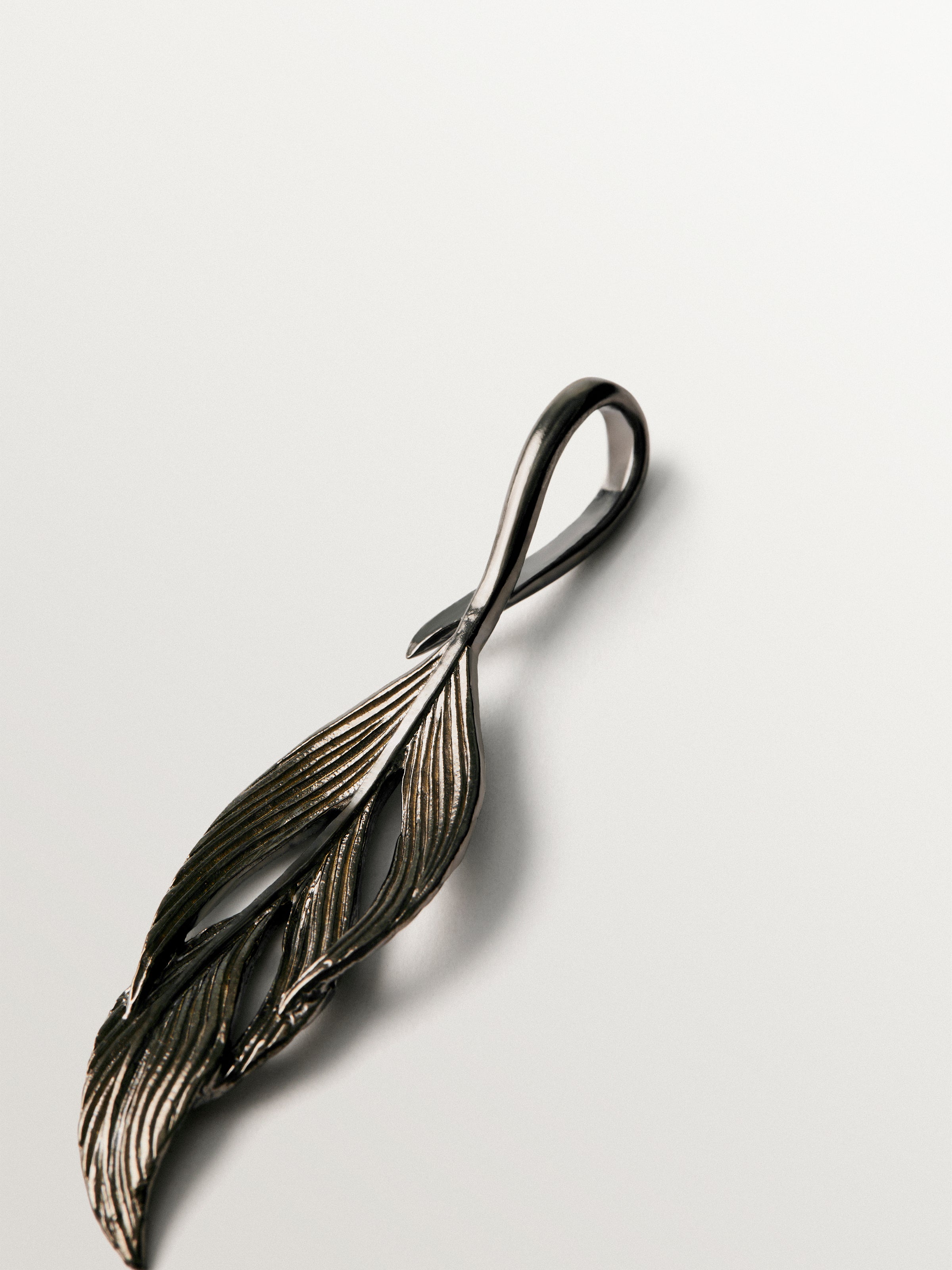 Charm con forma de hoja