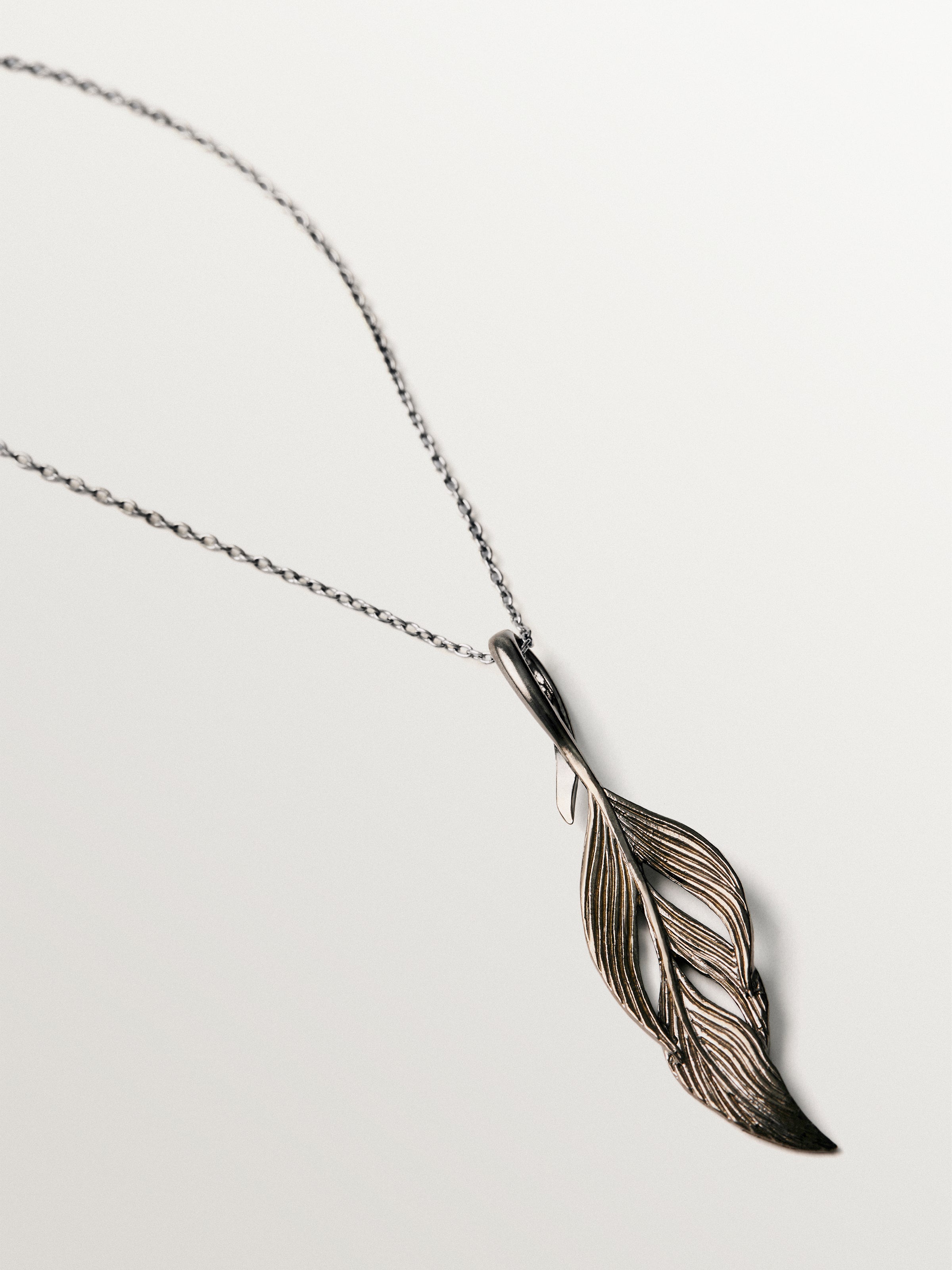 Charm con forma de hoja