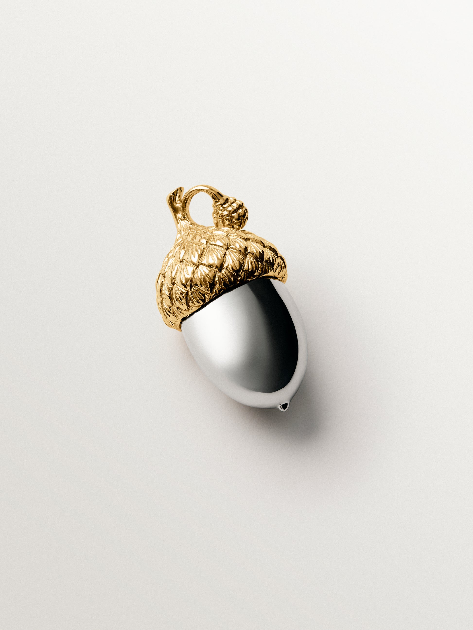 Charm bicolor bañado en oro amarillo y con forma de bellota