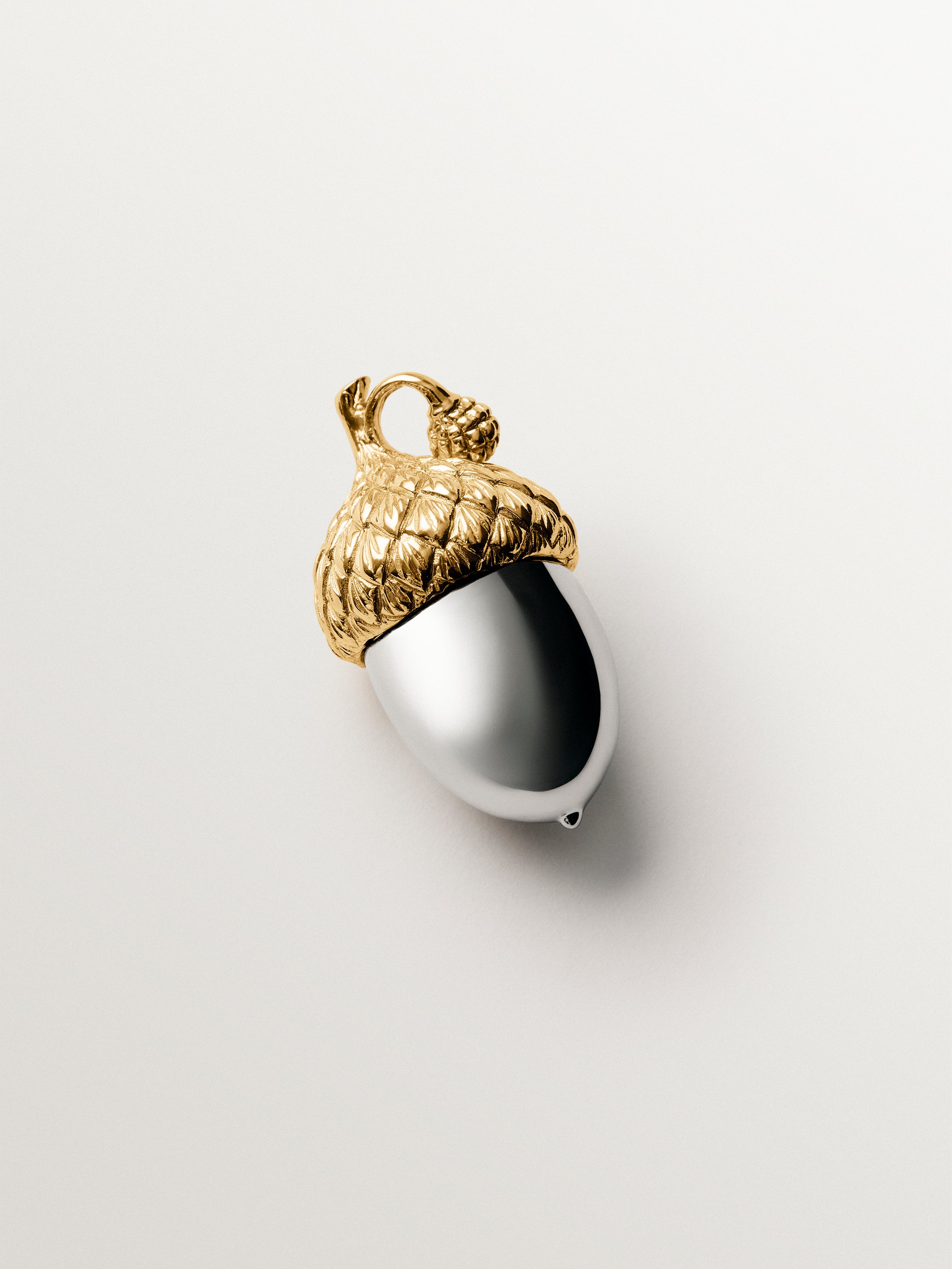 Charm bicolor bañado en oro amarillo y con forma de bellota