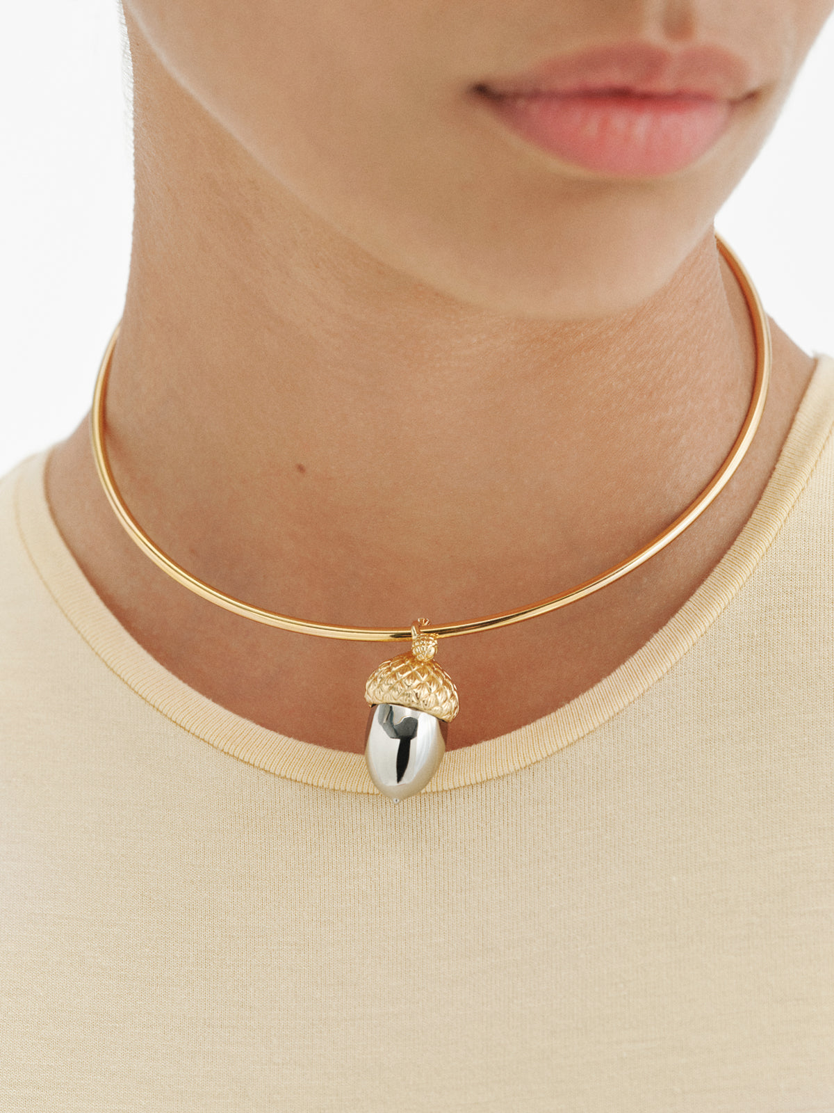 Charm bicolor bañado en oro amarillo y con forma de bellota