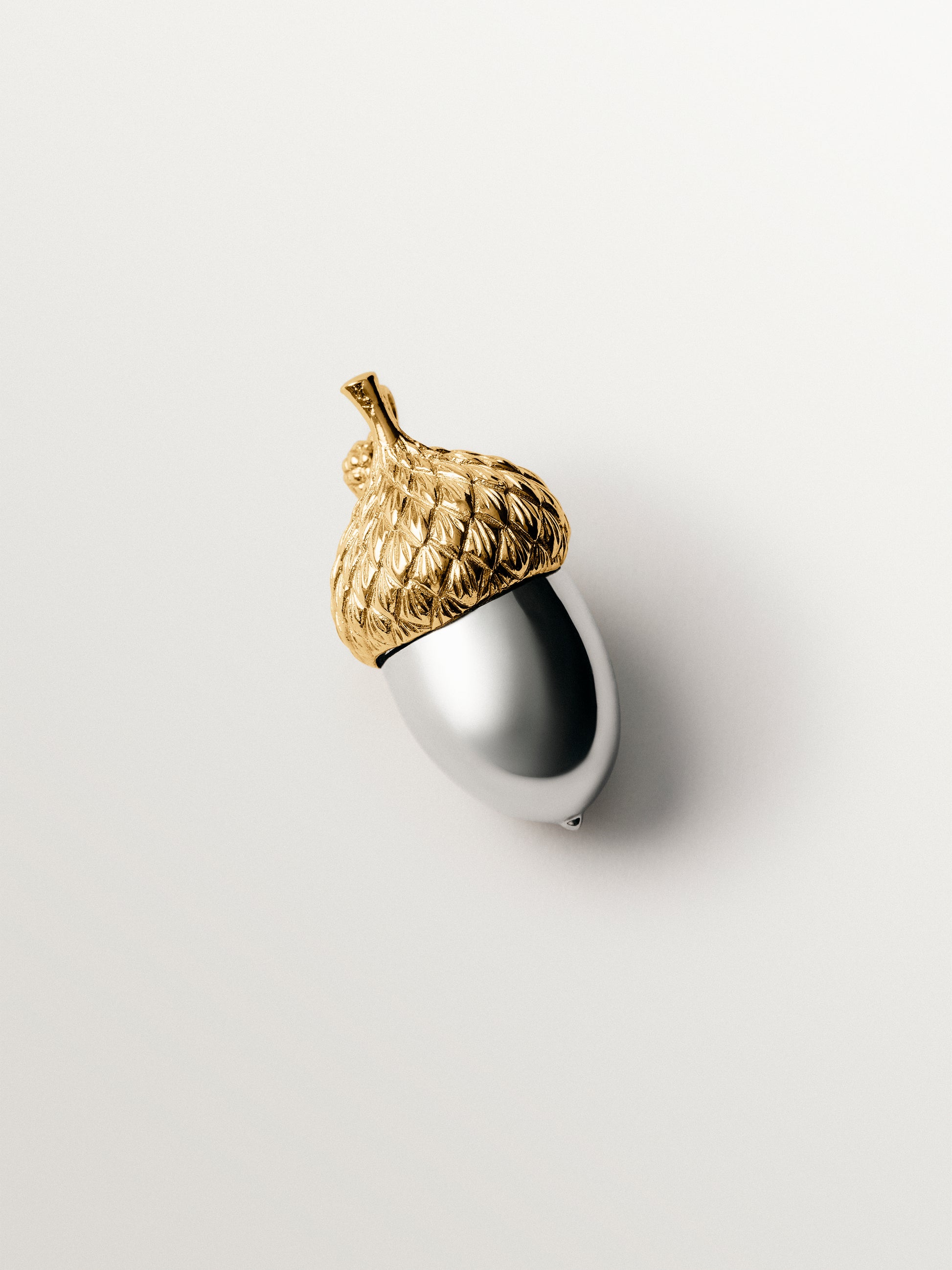 Charm bicolor bañado en oro amarillo y con forma de bellota