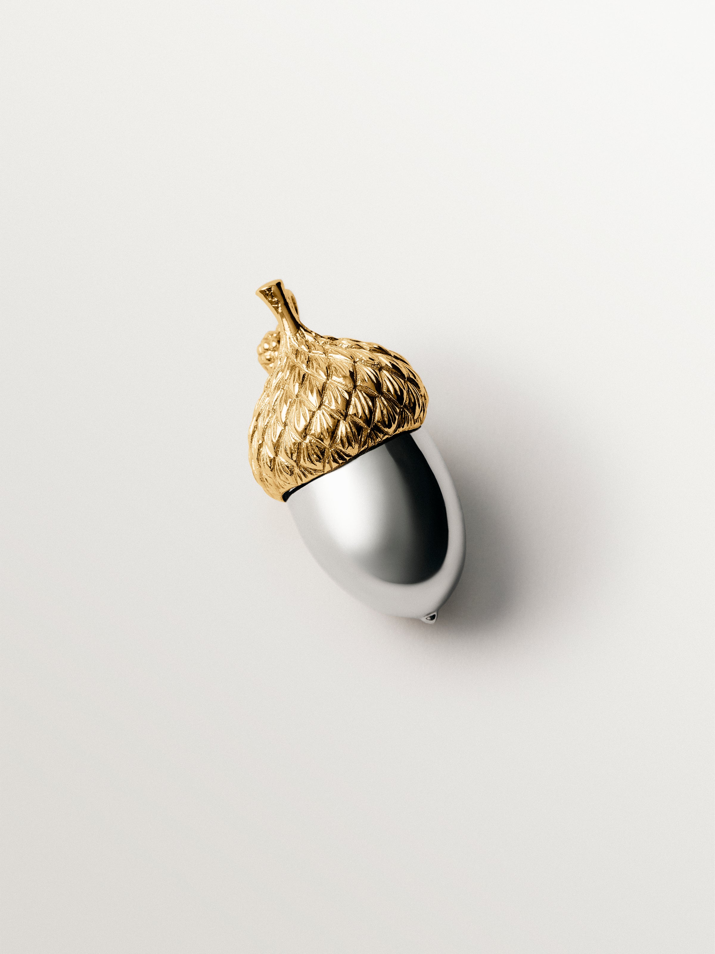 Charm bicolor bañado en oro amarillo y con forma de bellota