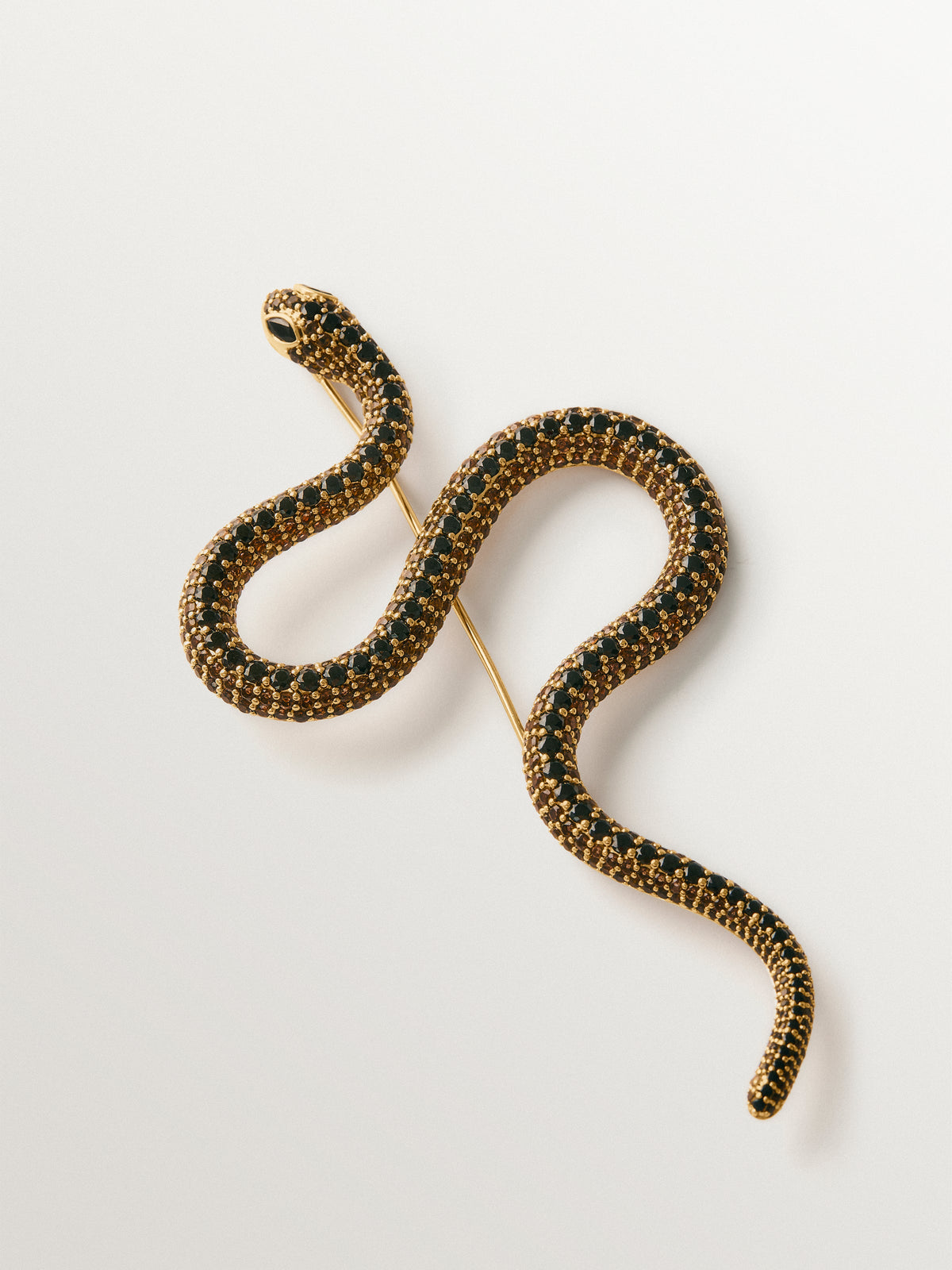 Broche bañado en oro amarillo con cristales y forma de serpiente