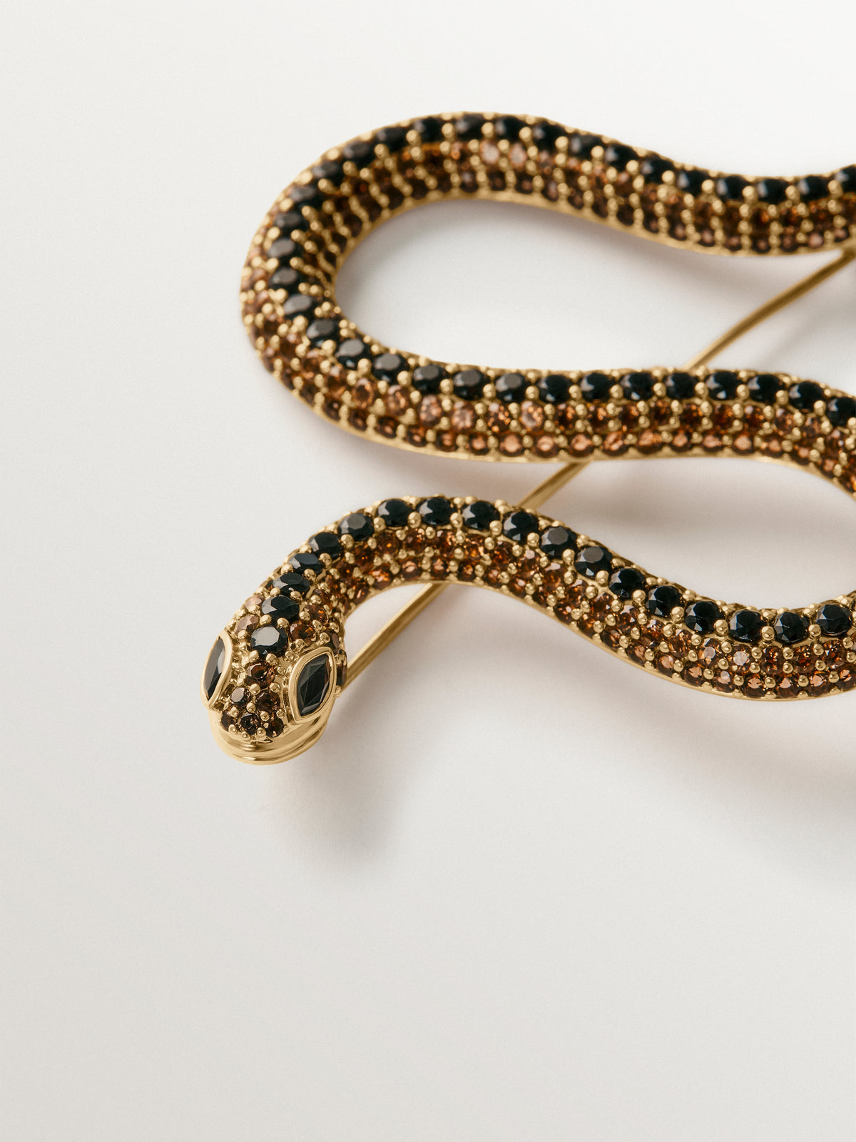 Broche bañado en oro amarillo con cristales y forma de serpiente