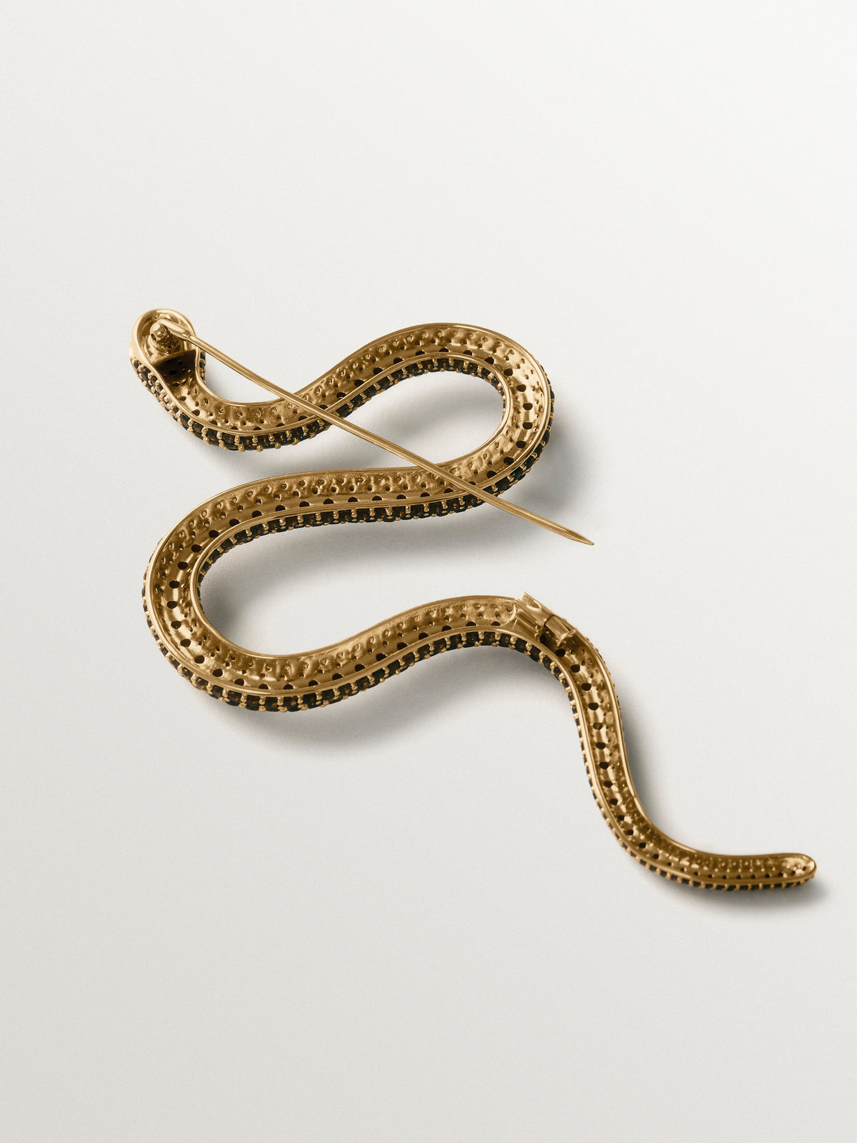 Broche bañado en oro amarillo con cristales y forma de serpiente