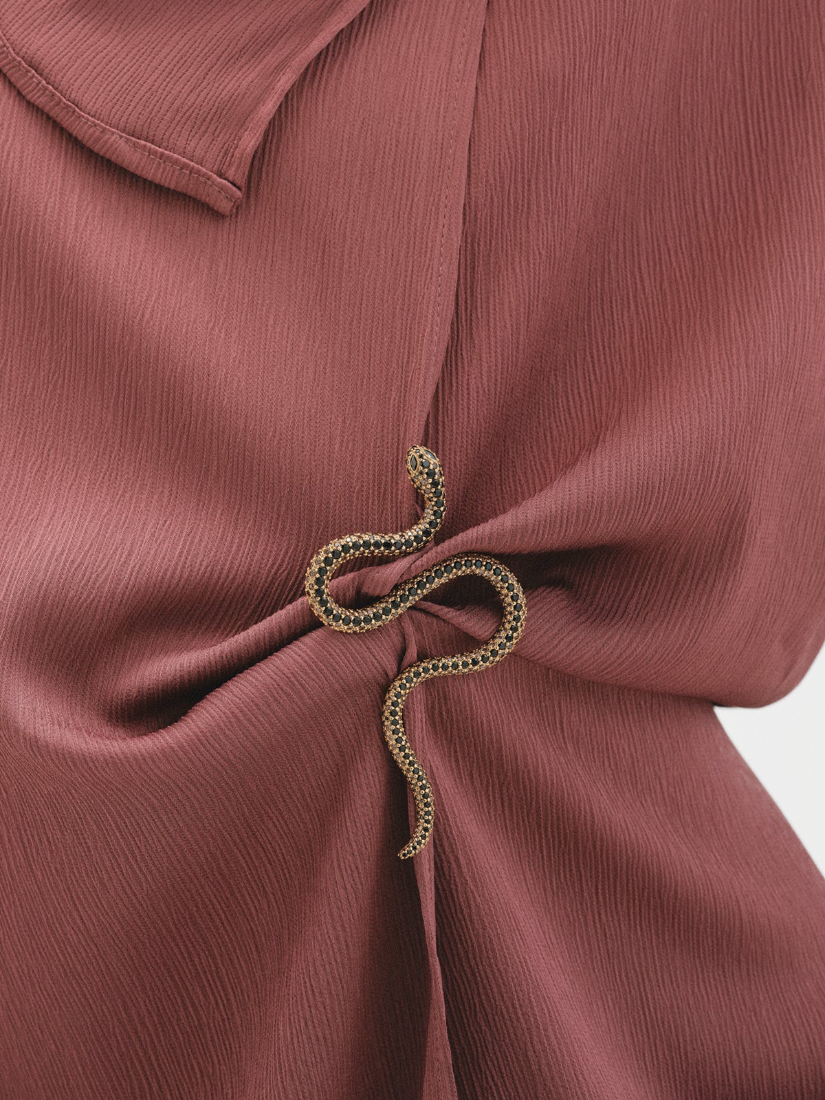 Broche bañado en oro amarillo con cristales y forma de serpiente