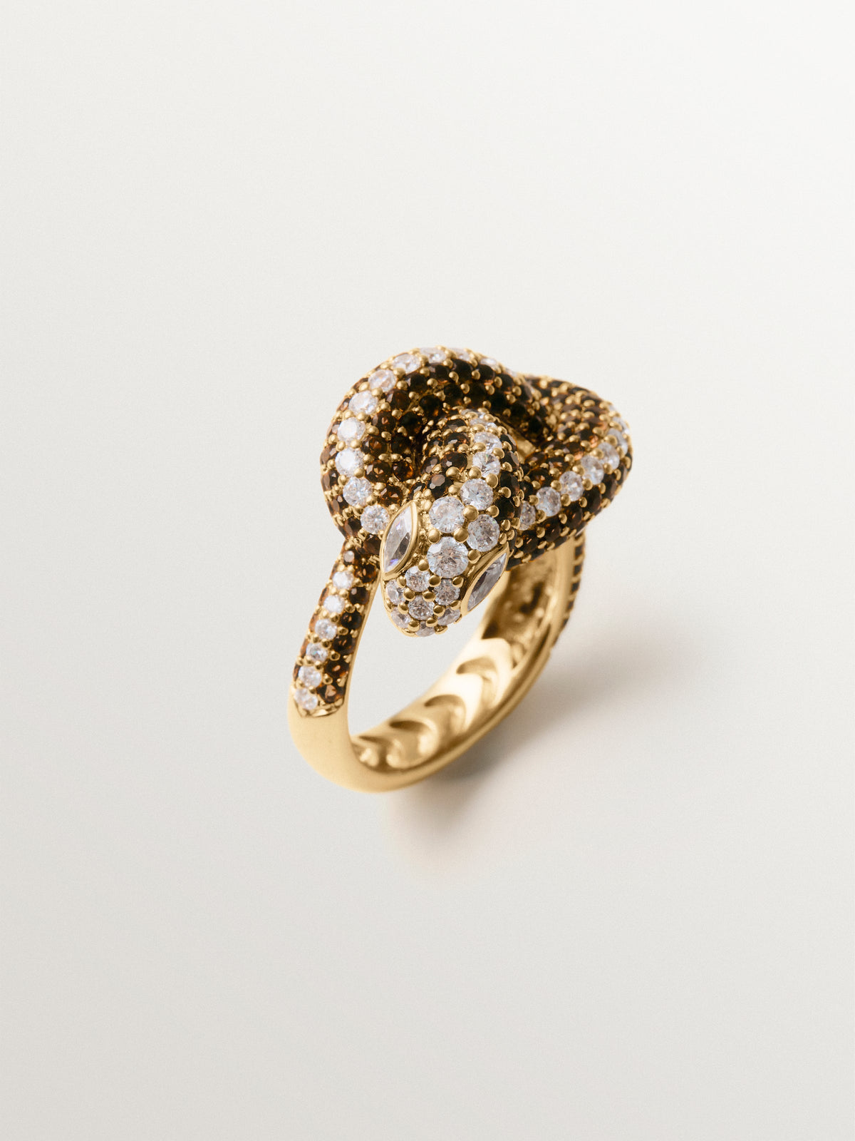 Anillo bañado en oro amarillo con forma de serpiente y cristales
