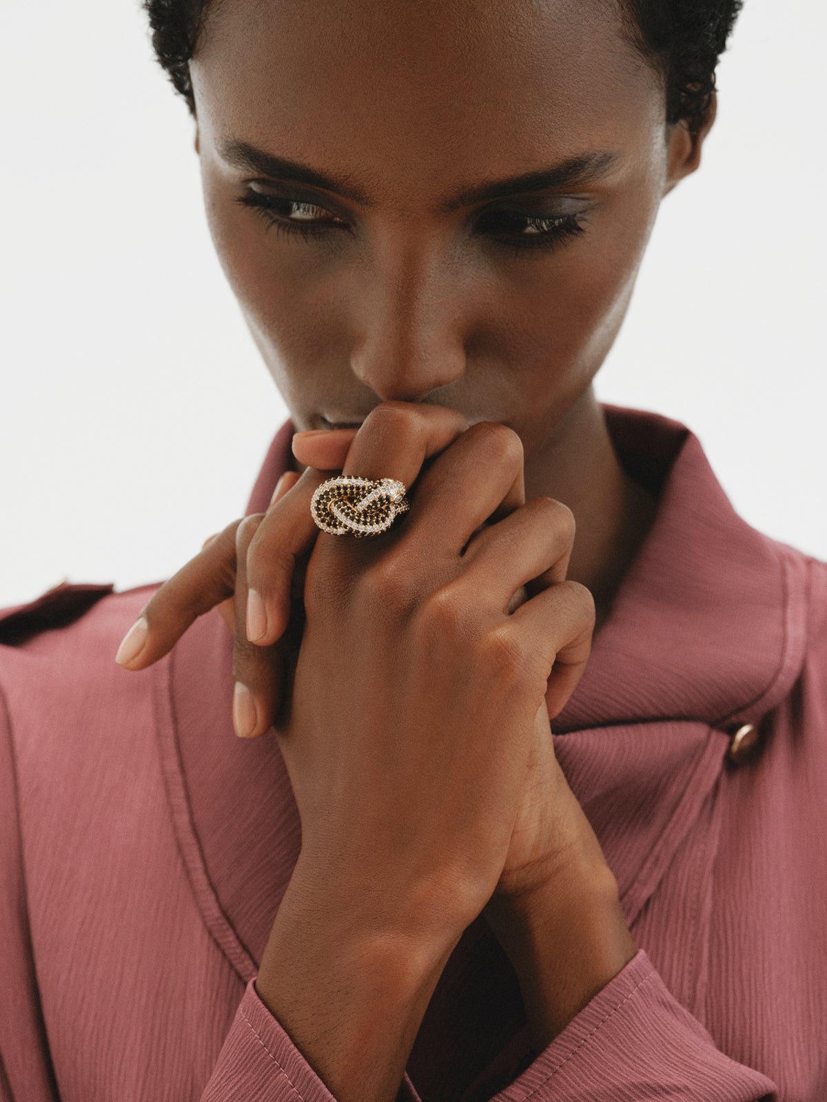 Anillo bañado en oro amarillo con forma de serpiente y cristales