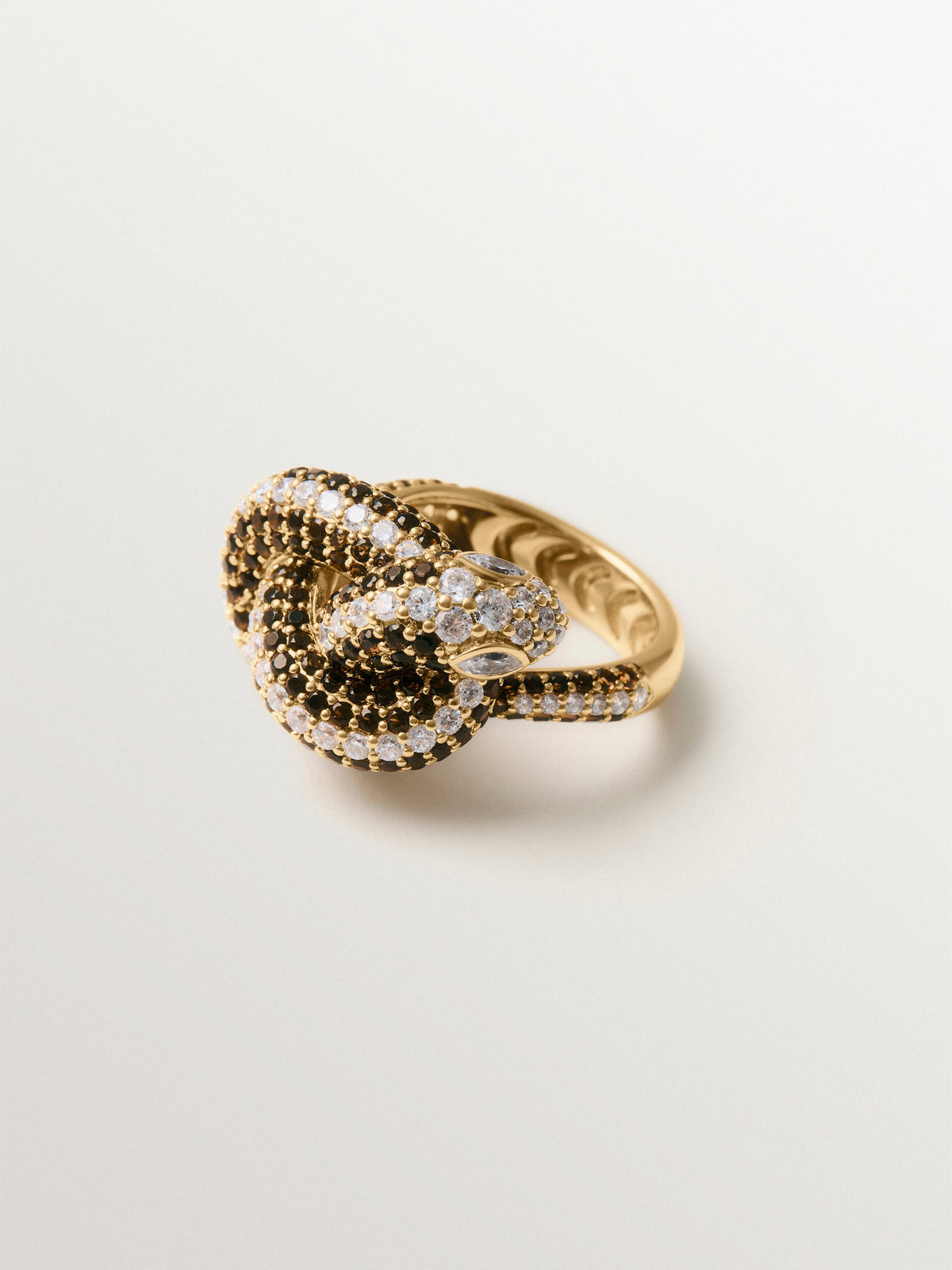 Anillo bañado en oro amarillo con forma de serpiente y cristales