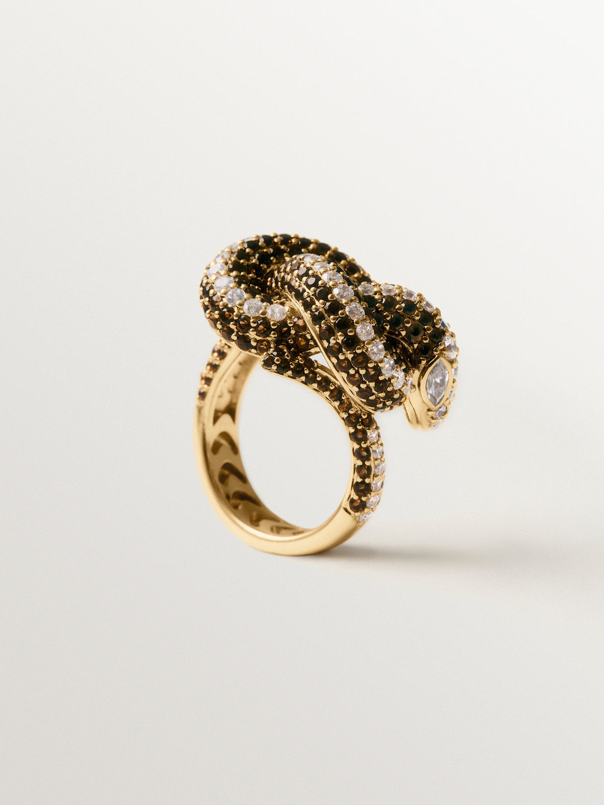 Anillo bañado en oro amarillo con forma de serpiente y cristales