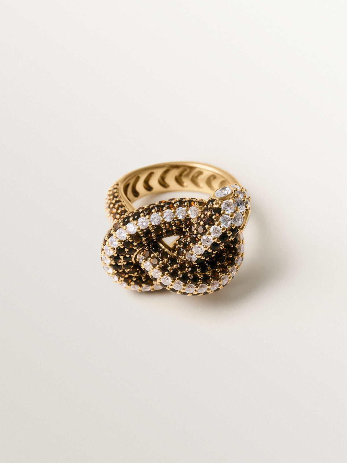 Anillo bañado en oro amarillo con forma de serpiente y cristales