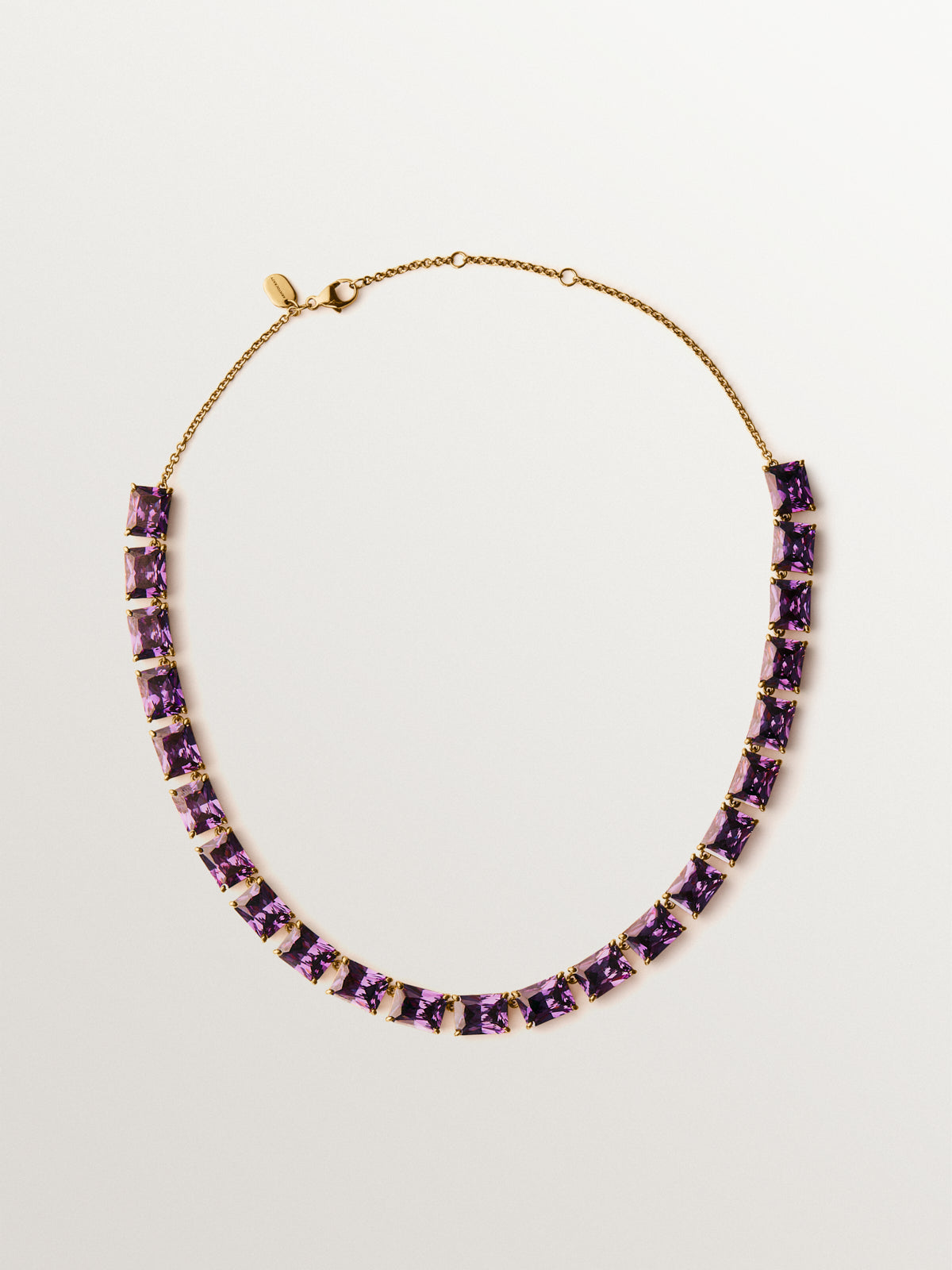 Collar bañado en oro amarillo con cristales morados
