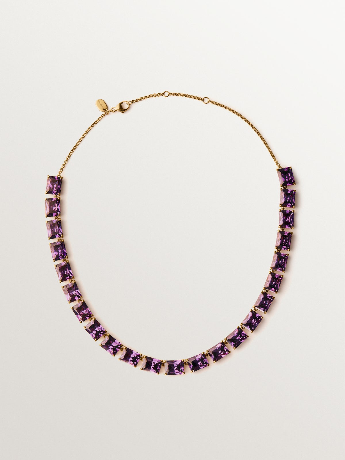 Collar bañado en oro amarillo con cristales morados