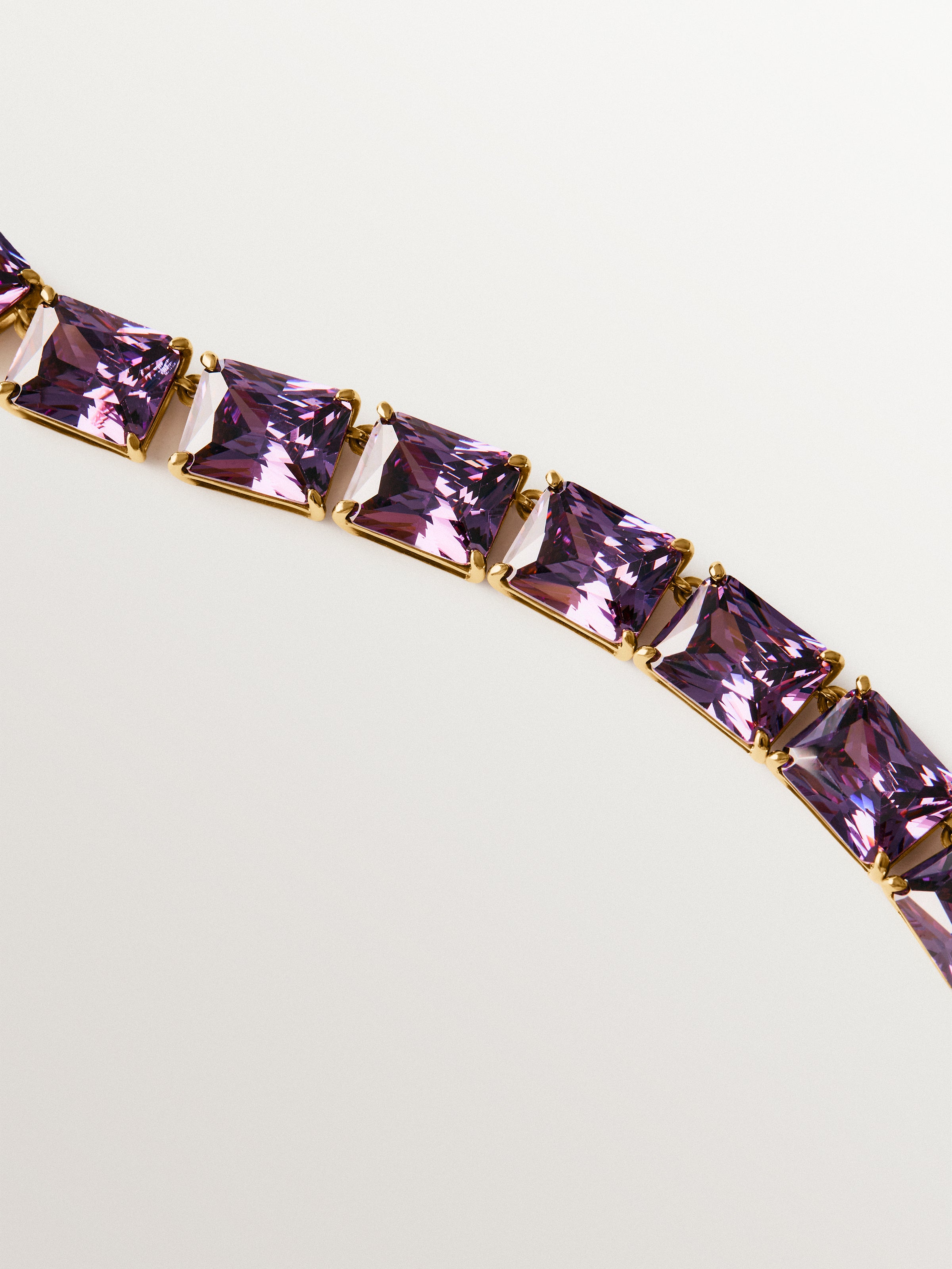 Collar bañado en oro amarillo con cristales morados