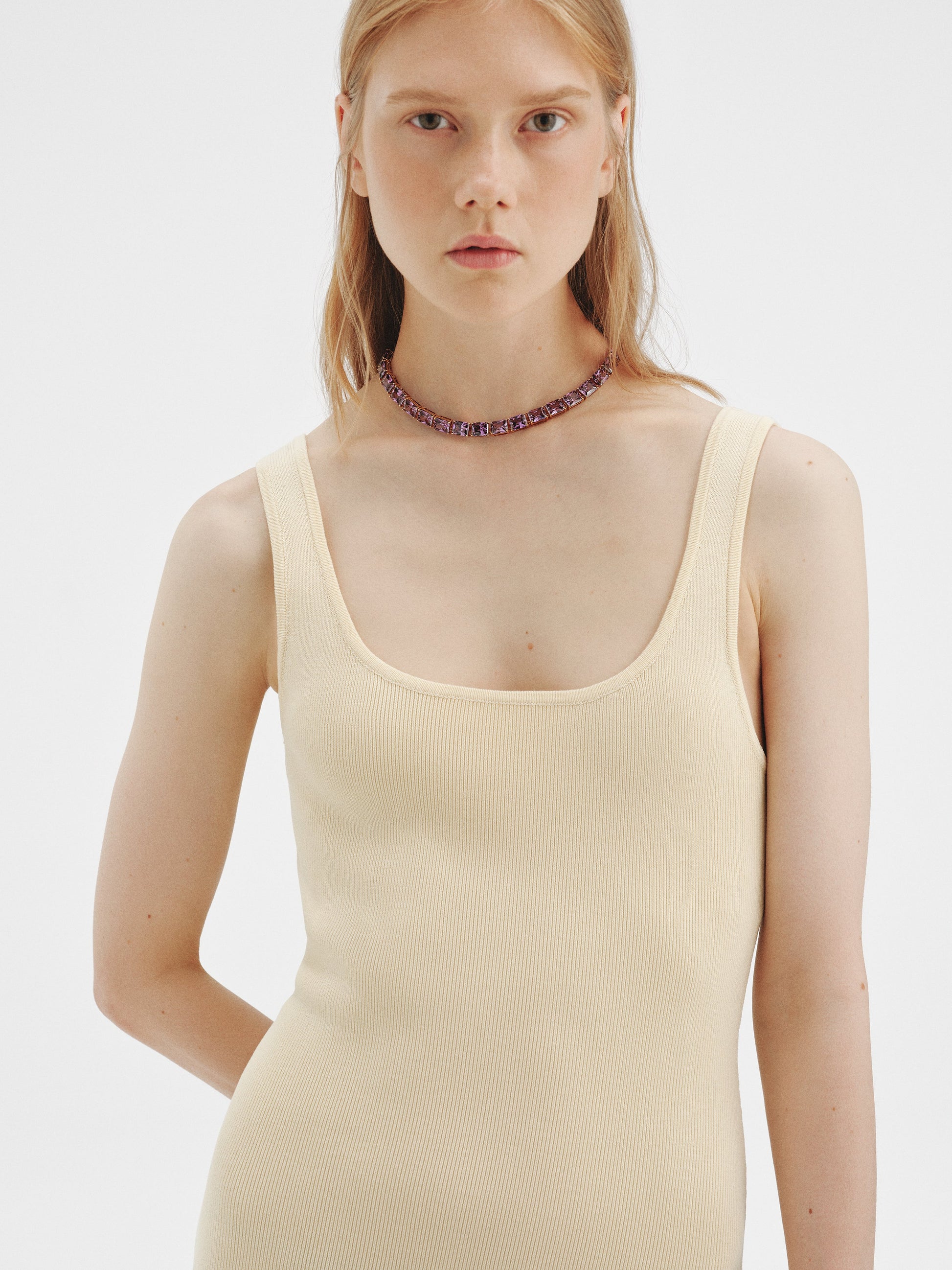 Collar bañado en oro amarillo con cristales morados