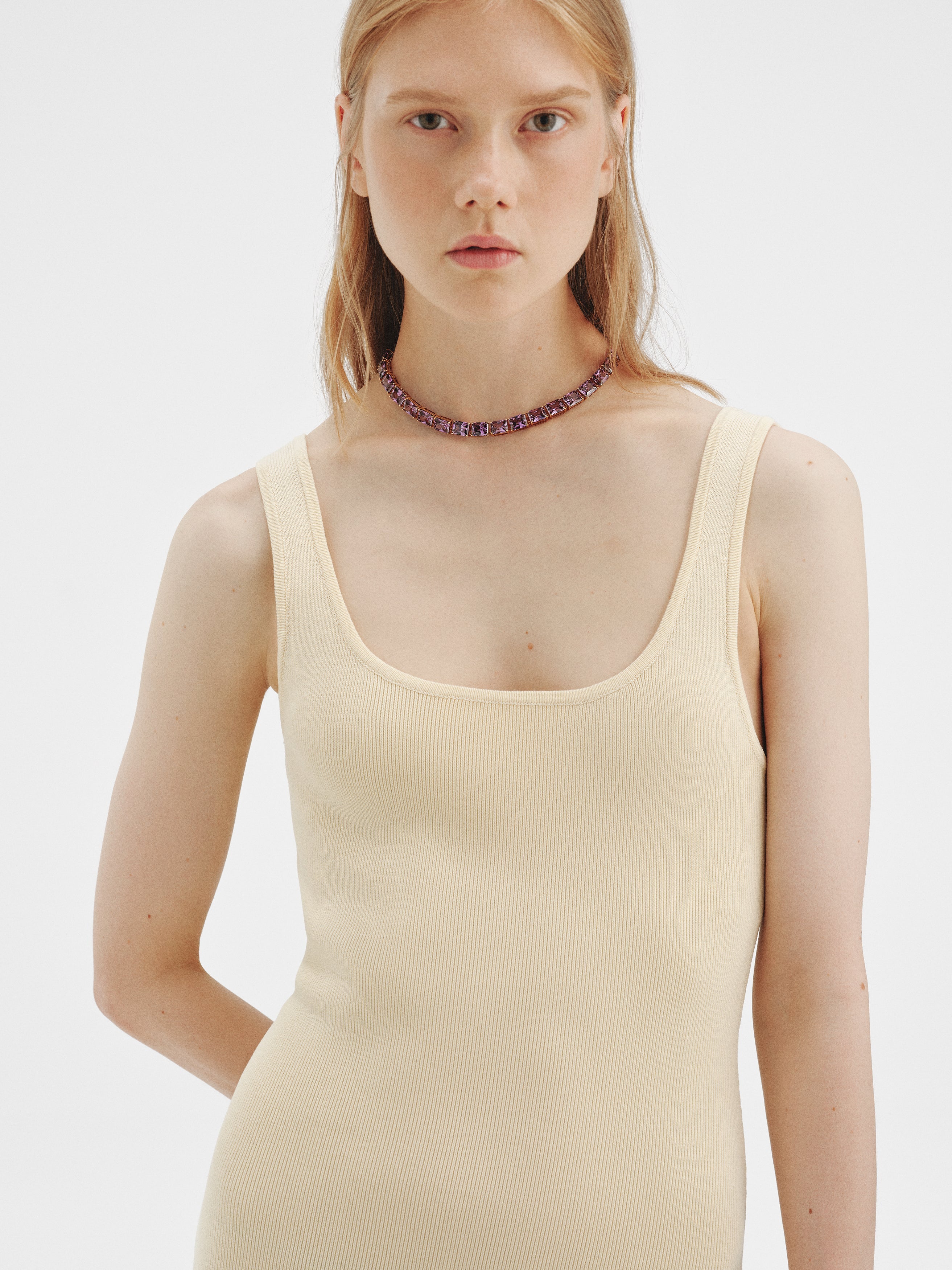 Collar bañado en oro amarillo con cristales morados