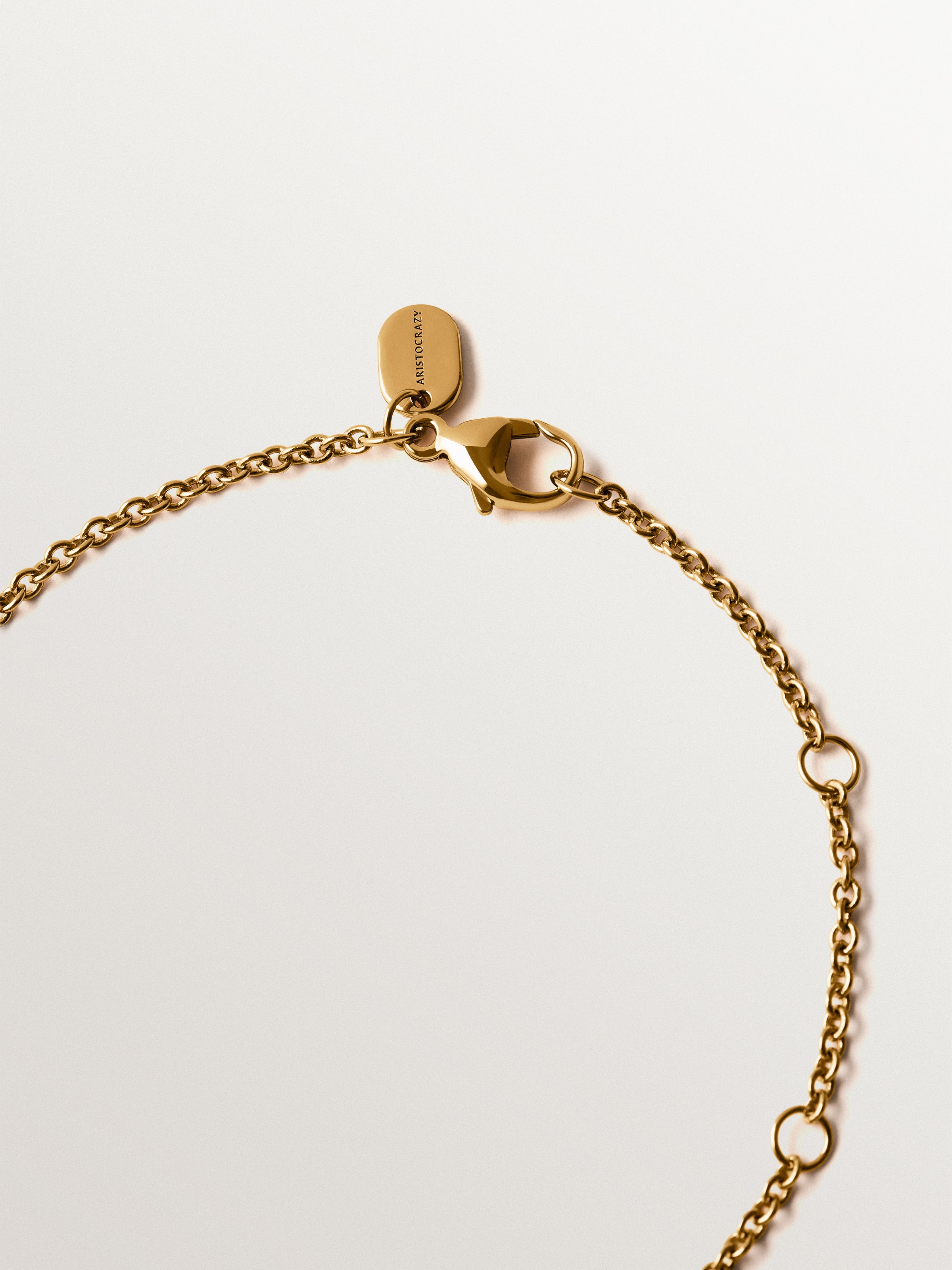 Collar bañado en oro amarillo con cristales morados