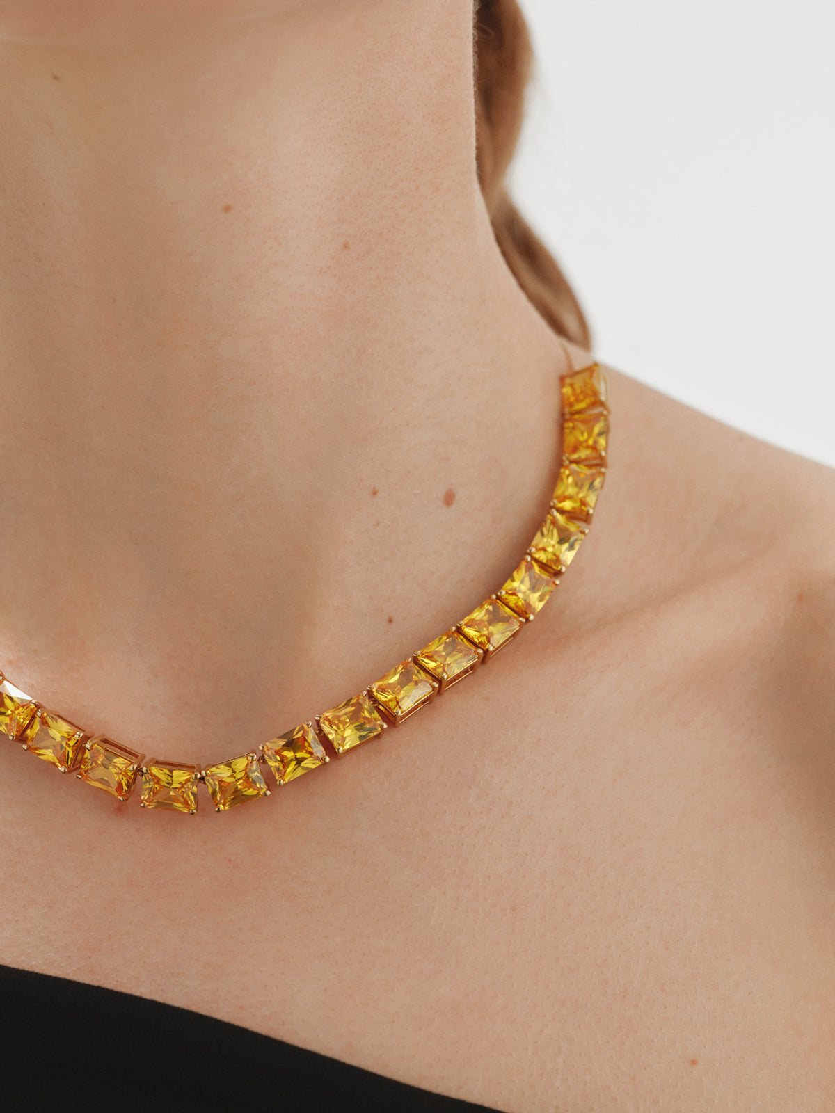 Collar bañado en oro amarillo con cristales amarillos