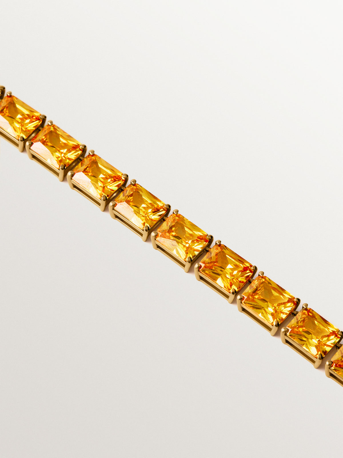Collar bañado en oro amarillo con cristales amarillos