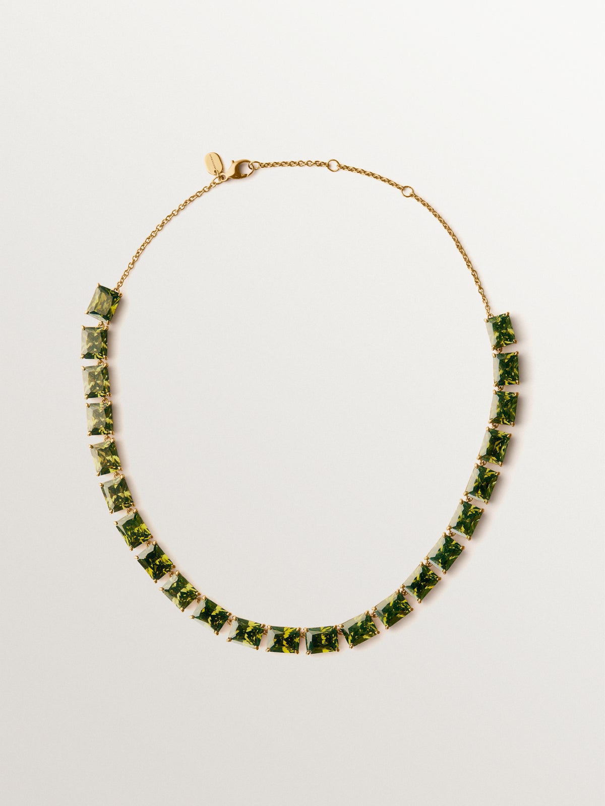 Collar bañado en oro amarillo con cristales verdes