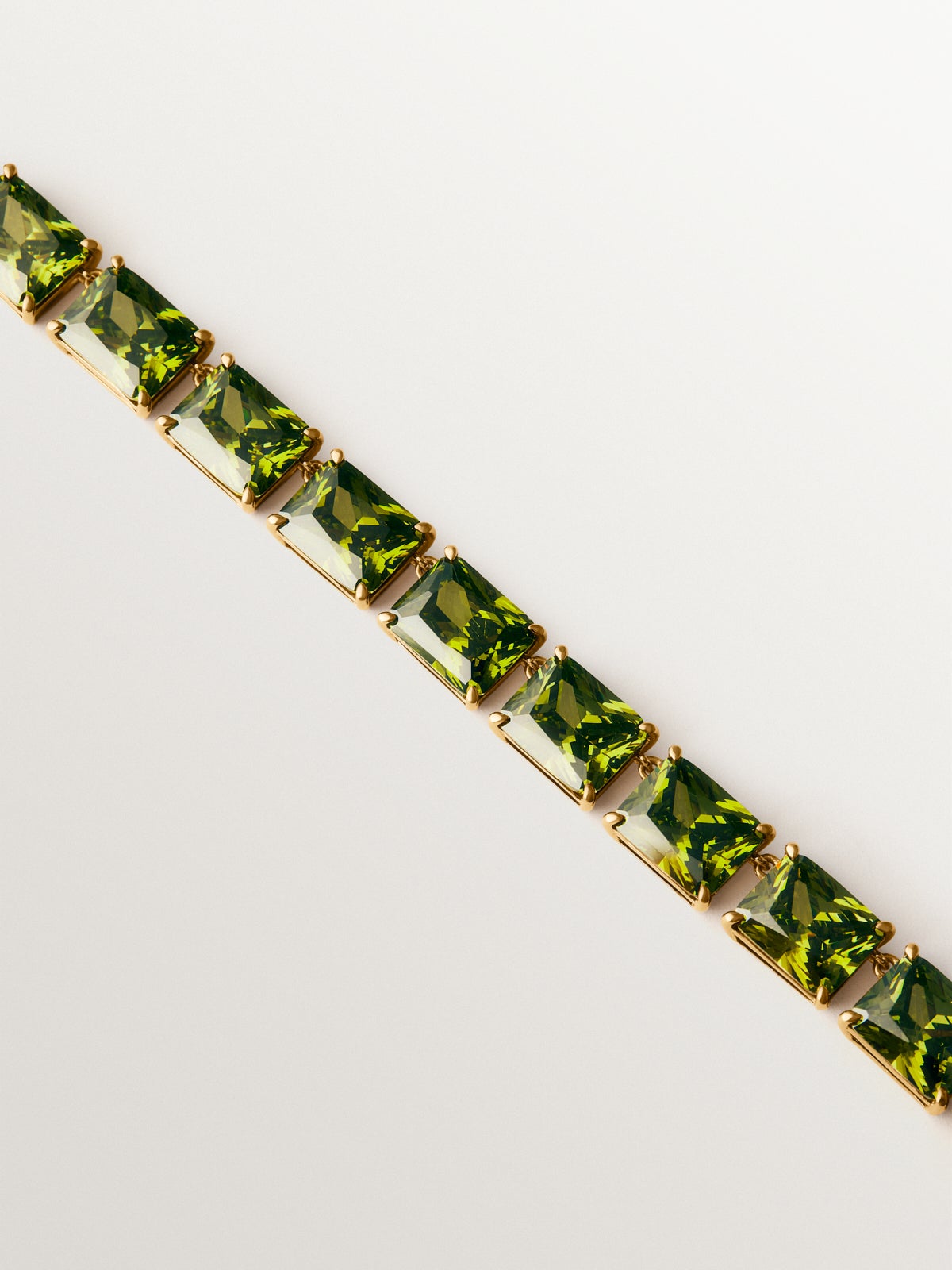 Collar bañado en oro amarillo con cristales verdes