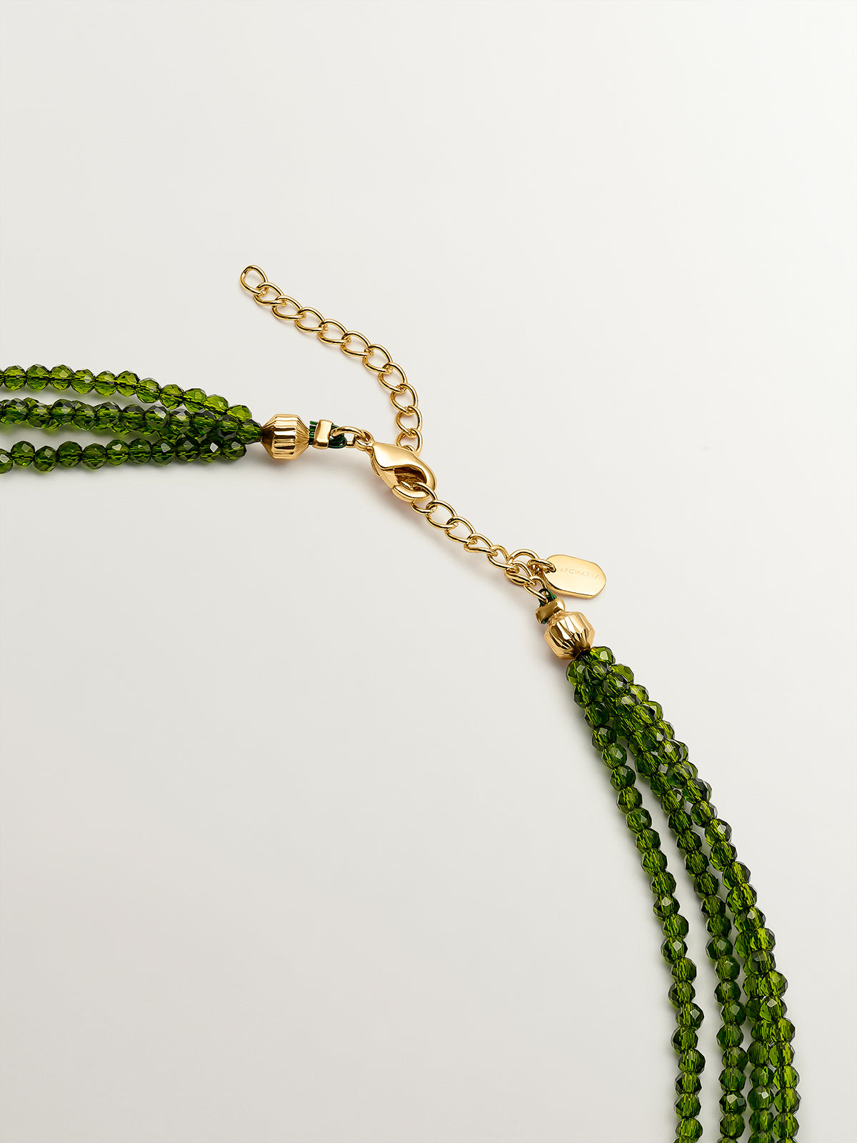 Colgante bañado en oro amarillo con cristales verdes