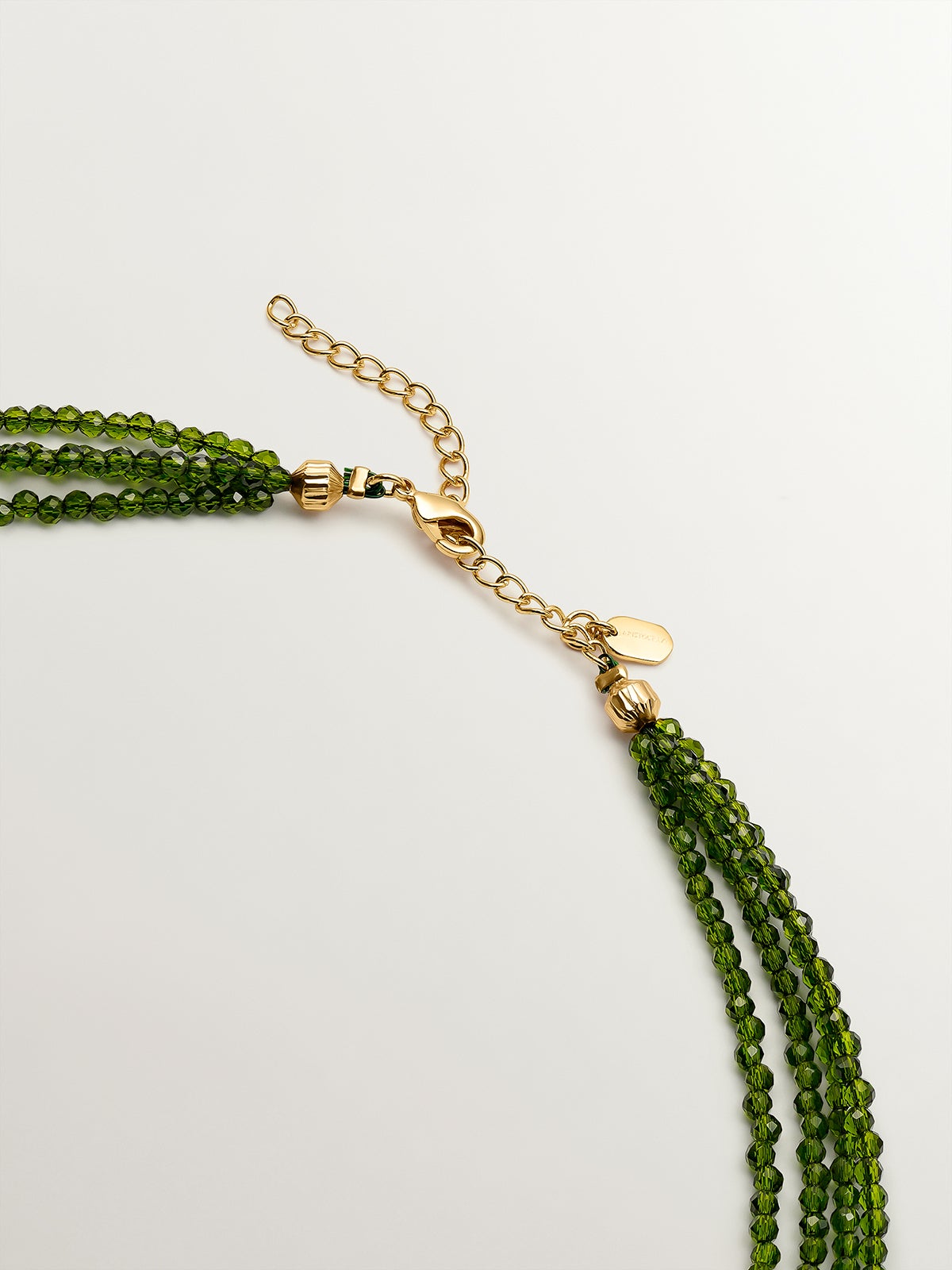 Colgante bañado en oro amarillo con cristales verdes