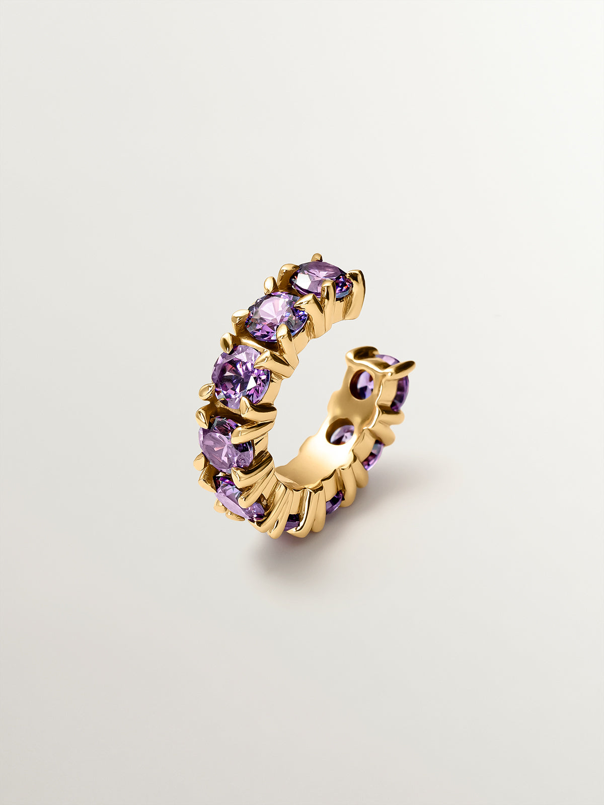 Earcuff bañado en oro amarillo con cristales morados