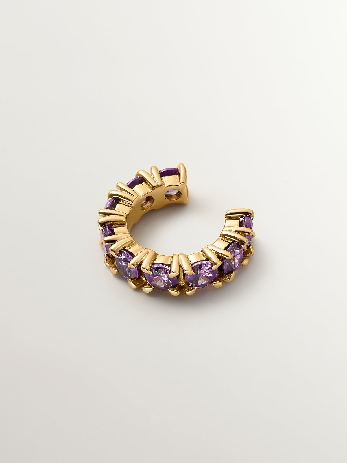 Earcuff bañado en oro amarillo con cristales morados