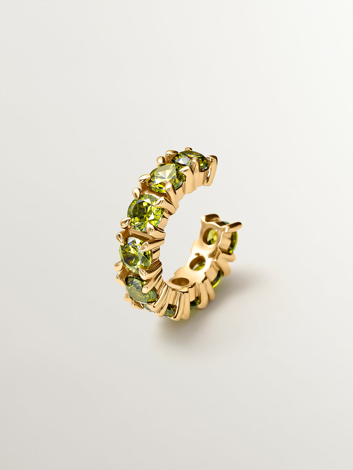Earcuff bañado en oro amarillo con cristales verdes