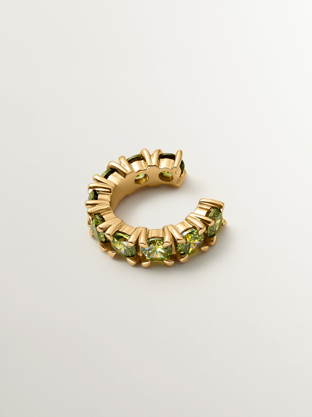Earcuff bañado en oro amarillo con cristales verdes