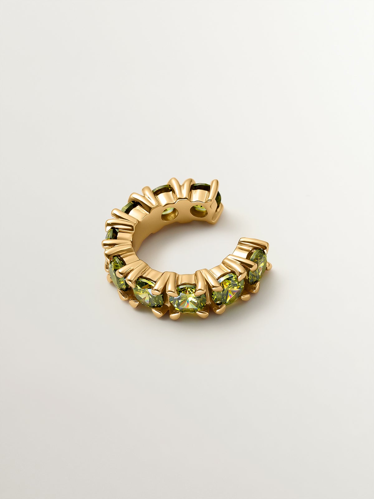 Earcuff bañado en oro amarillo con cristales verdes