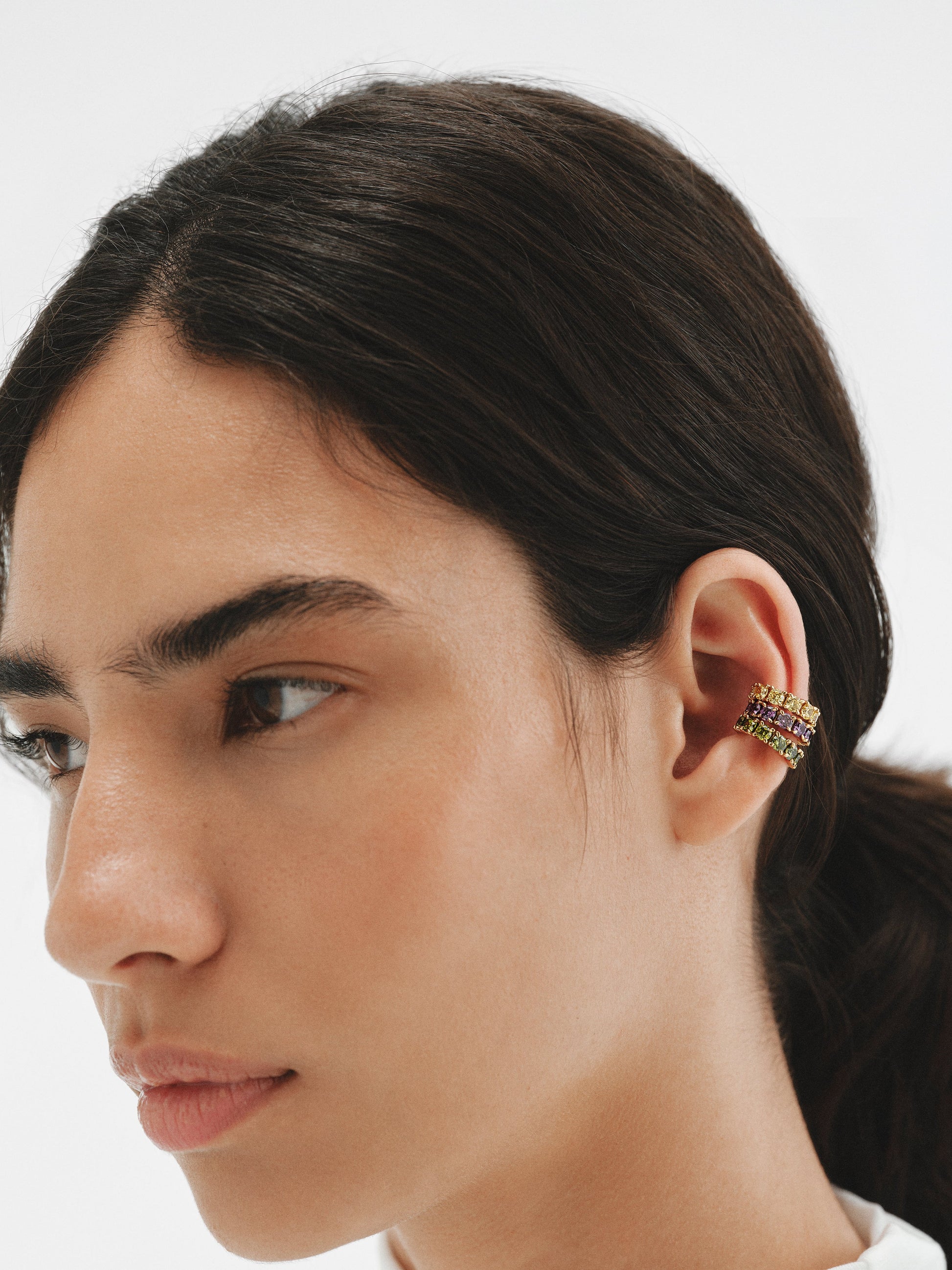 Earcuff bañado en oro amarillo con cristales verdes