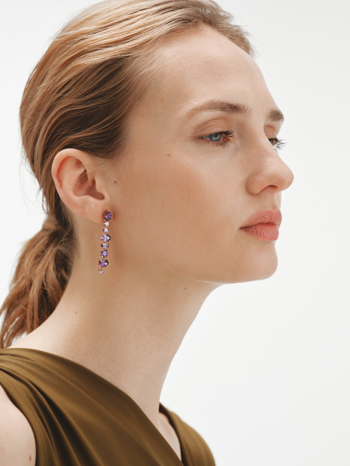Long earrings plated in yellow gold with purple crystals