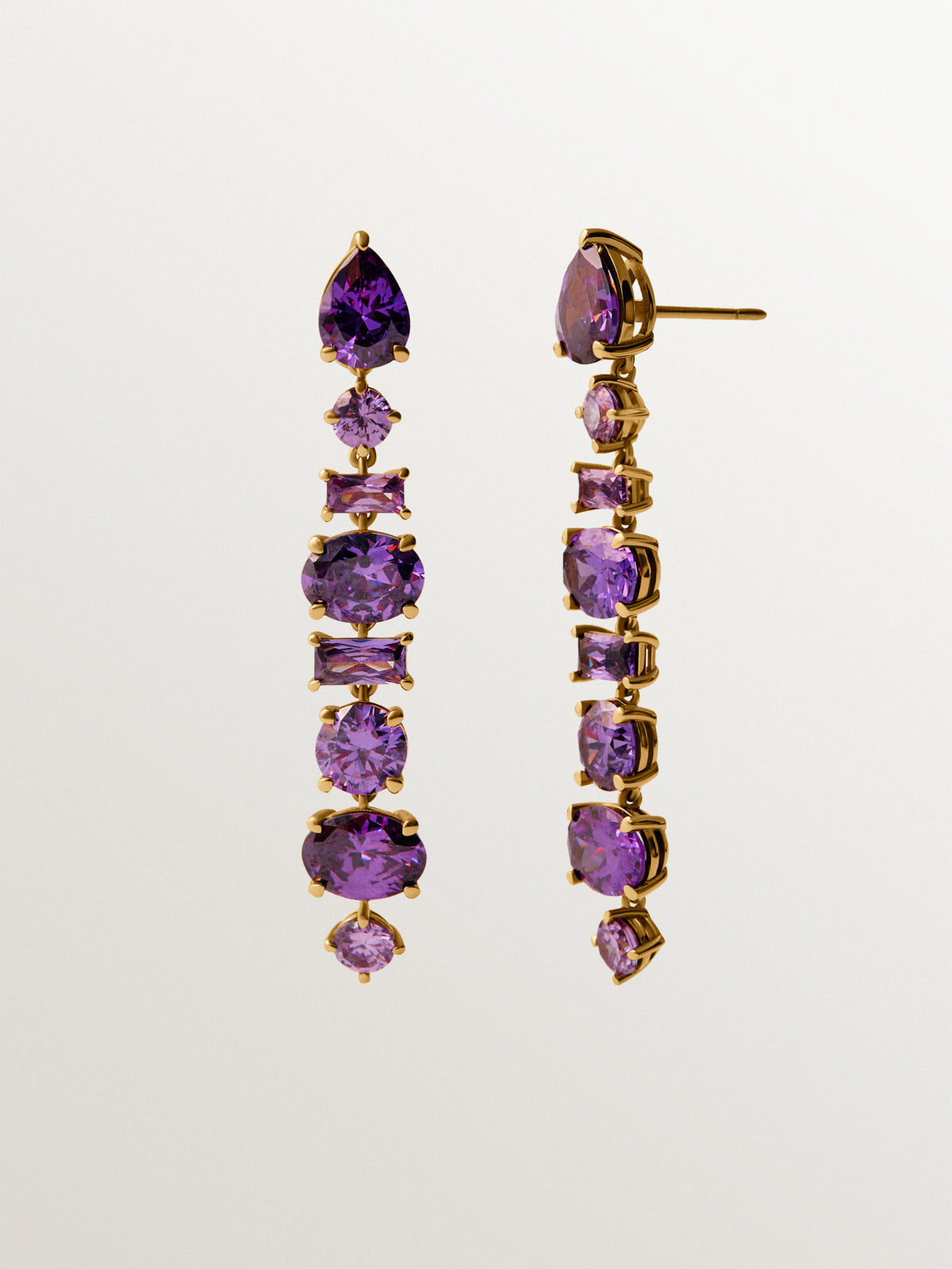 Long earrings plated in yellow gold with purple crystals