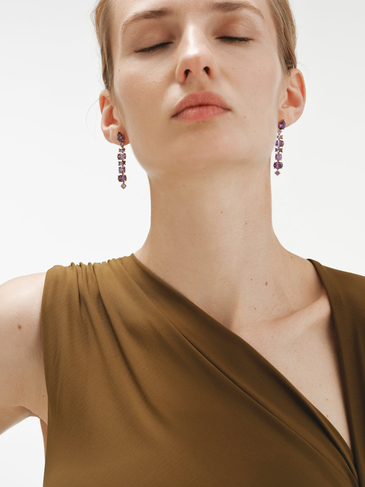 Long earrings plated in yellow gold with purple crystals