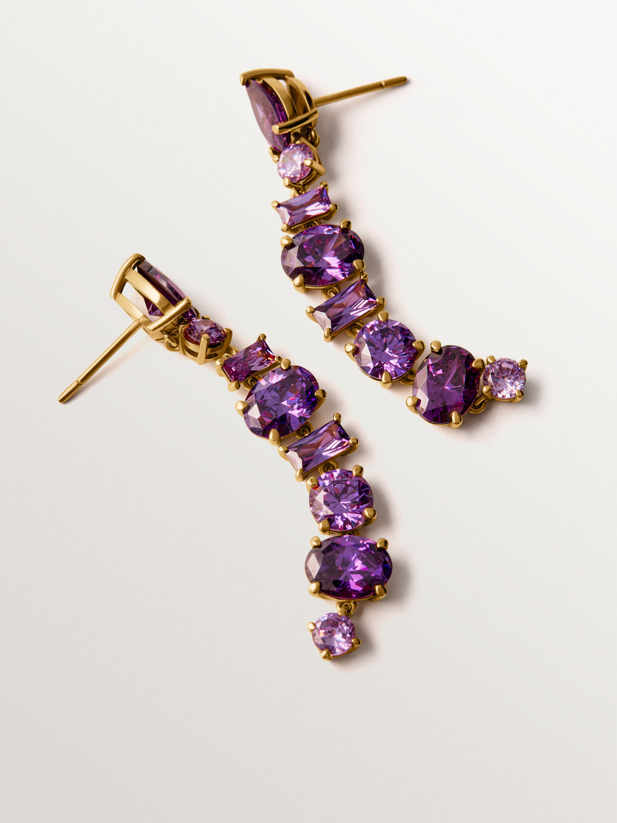 Long earrings plated in yellow gold with purple crystals