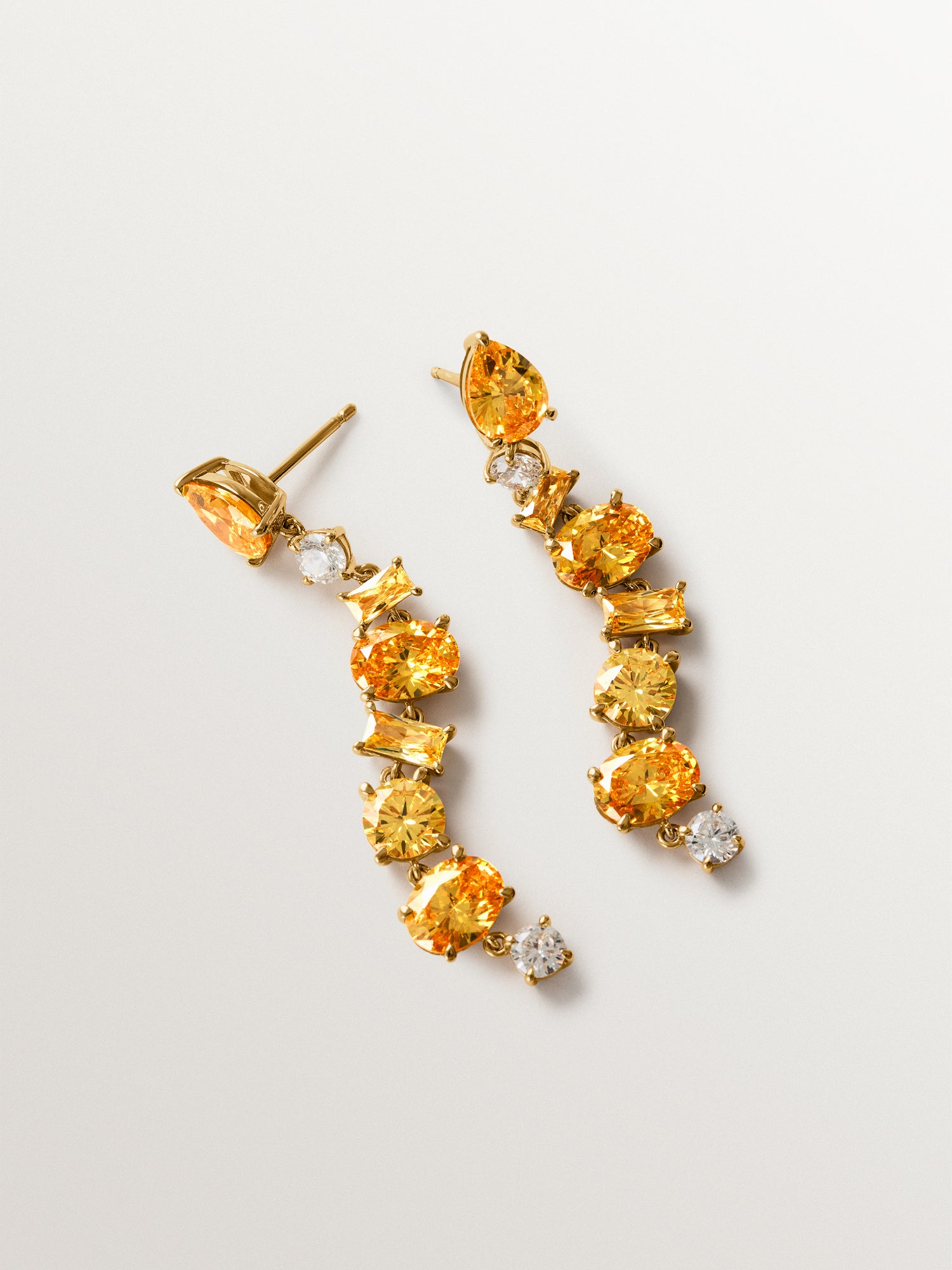 Pendientes largos bañados en oro amarillo con cristales amarillos