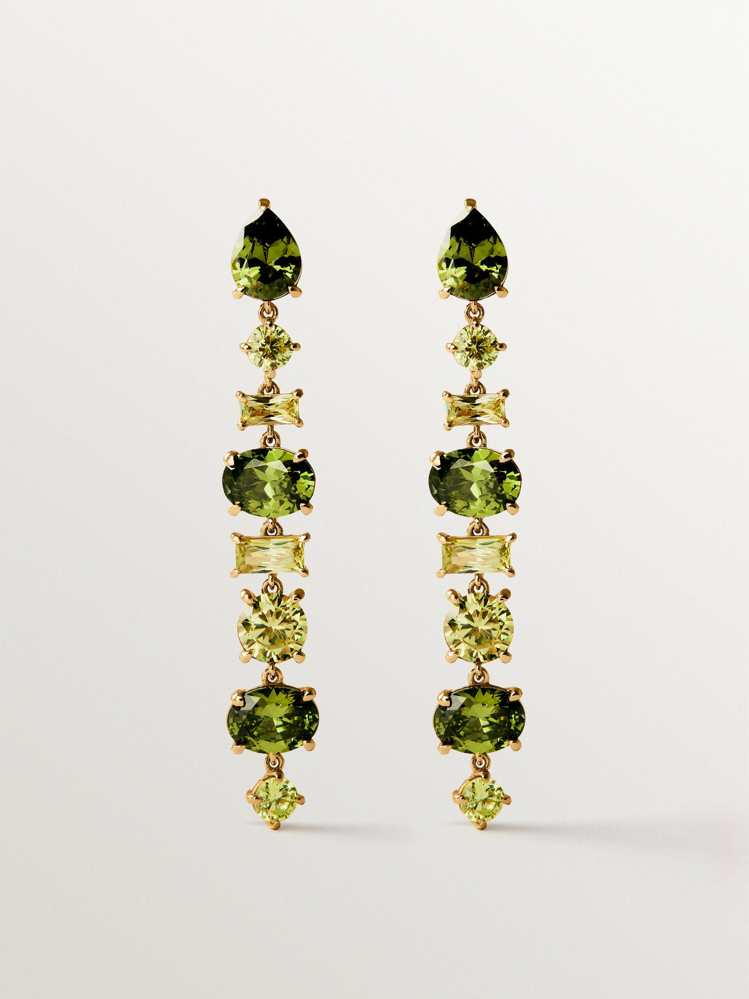 Pendientes largos bañados en oro amarillo con cristales verdes