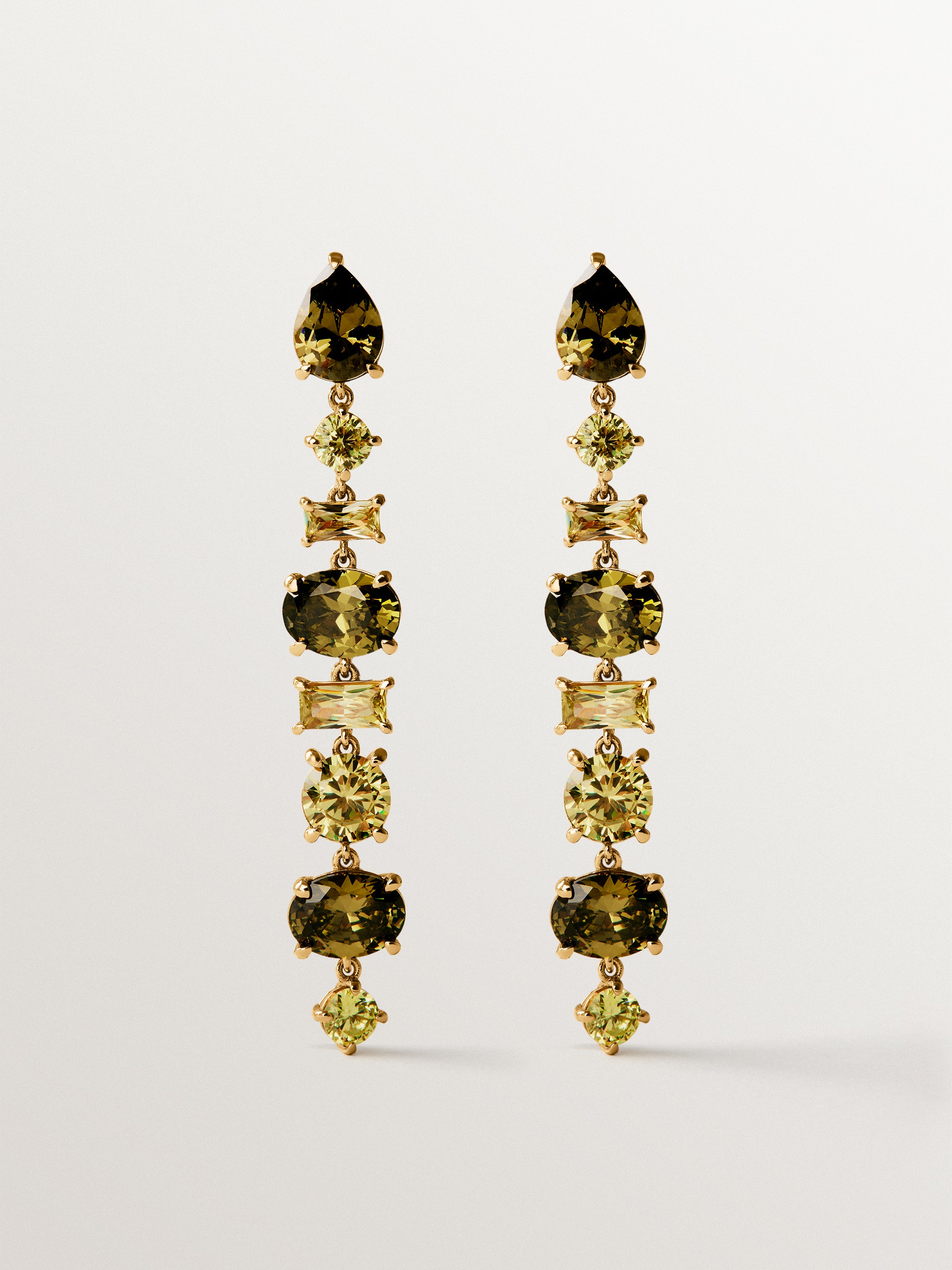 Pendientes largos bañados en oro amarillo con cristales verdes