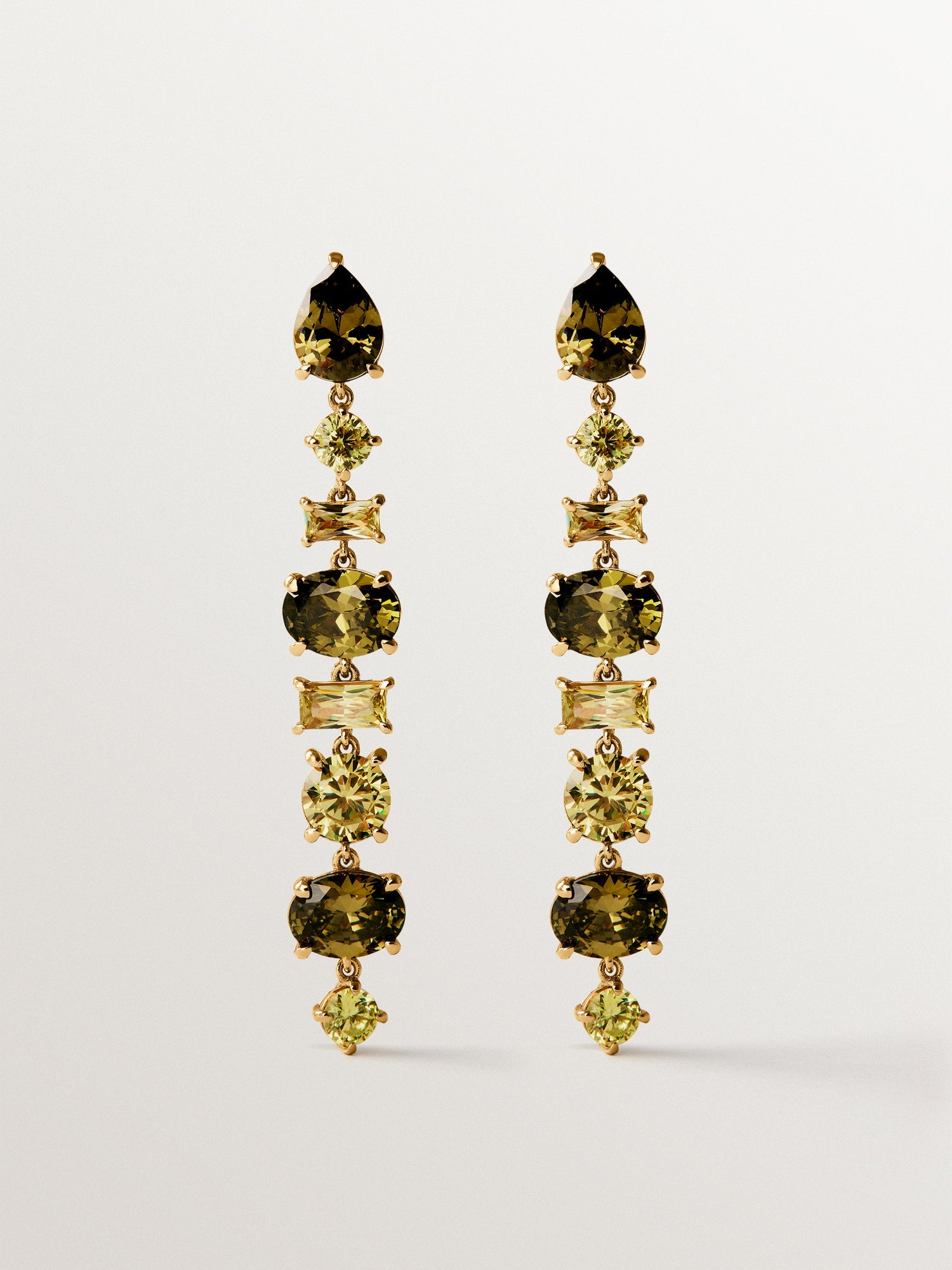 Pendientes largos bañados en oro amarillo con cristales verdes