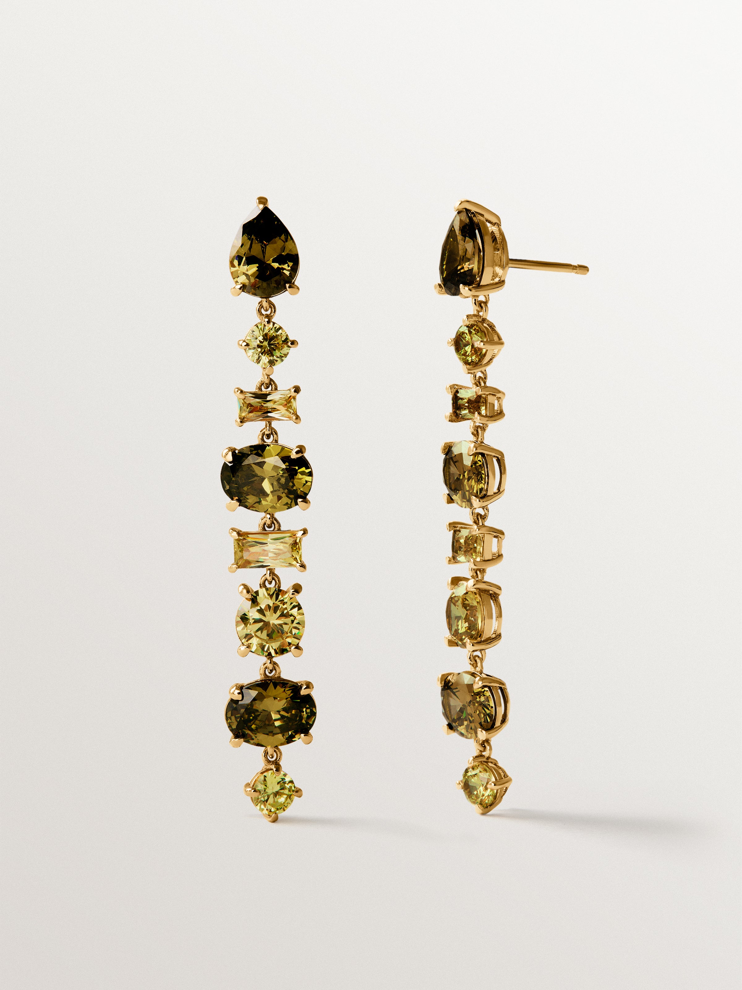 Pendientes largos bañados en oro amarillo con cristales verdes
