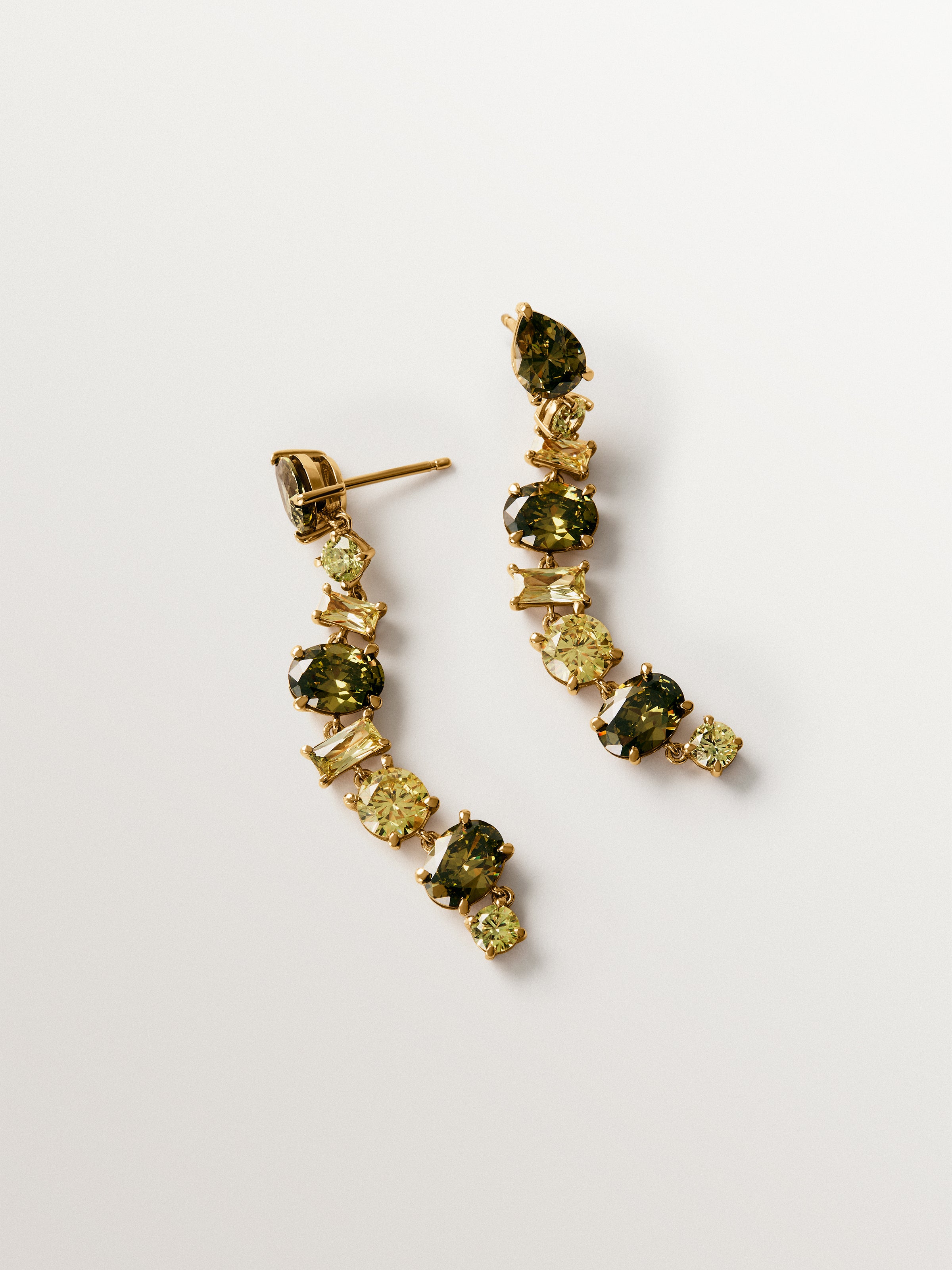 Pendientes largos bañados en oro amarillo con cristales verdes