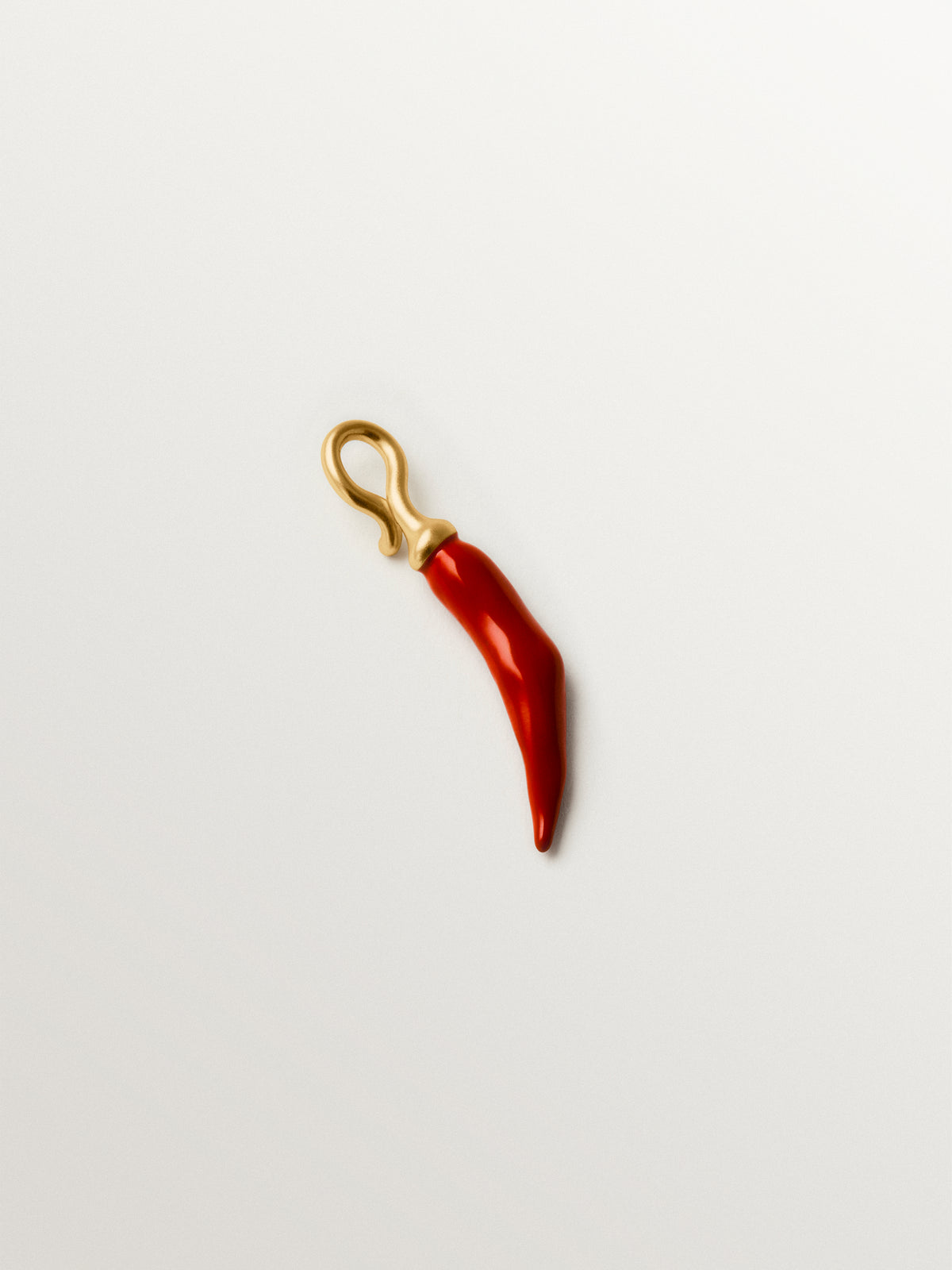 Charm bañado en oro amarillo de 18K con forma de chili de color rojo