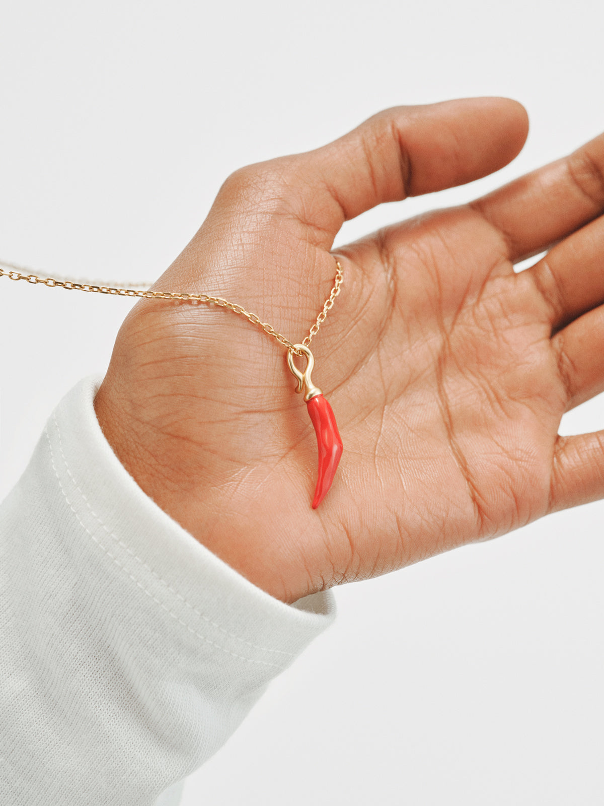 Charm bañado en oro amarillo de 18K con forma de chili de color rojo
