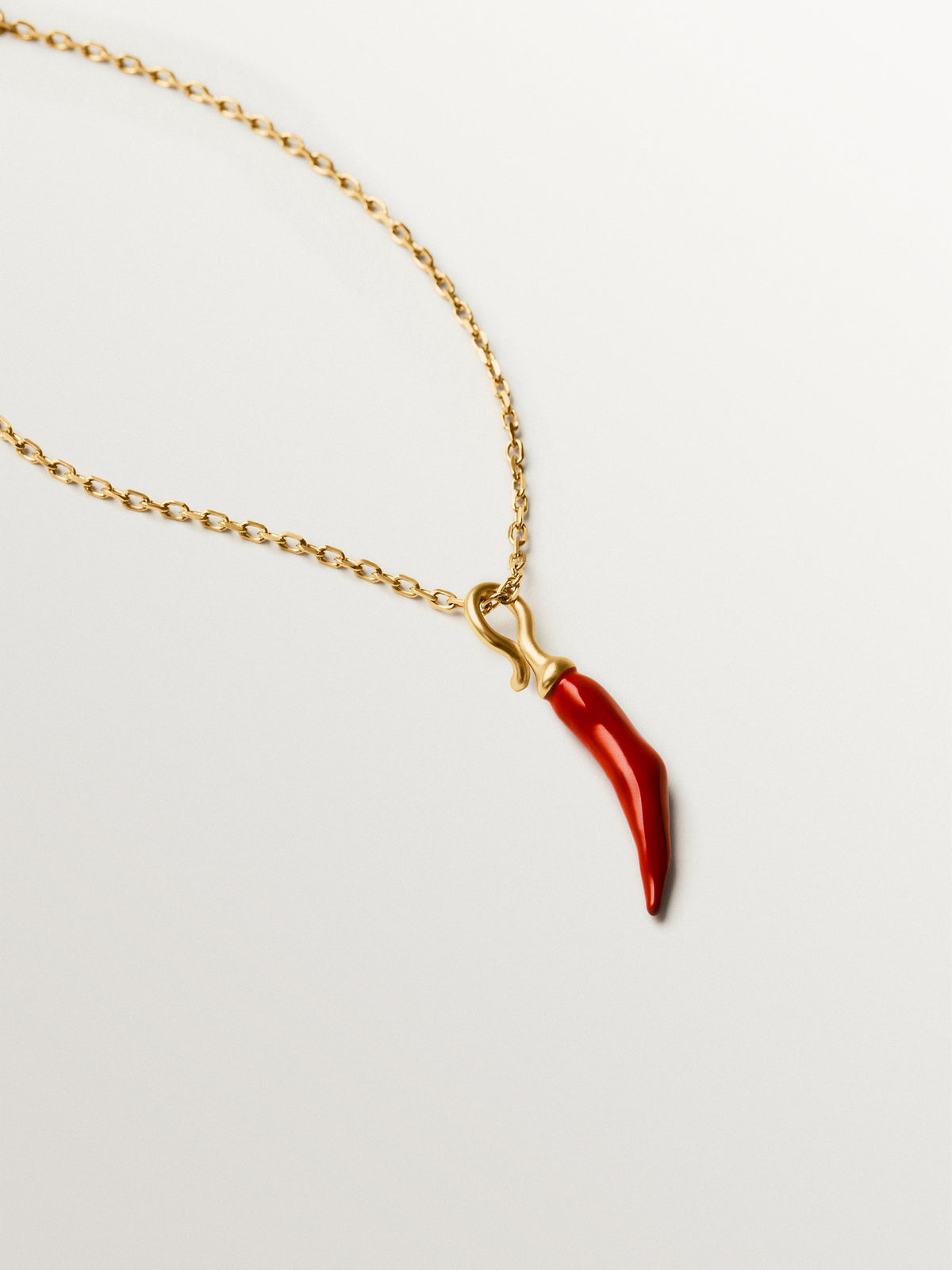 Charm bañado en oro amarillo de 18K con forma de chili de color rojo