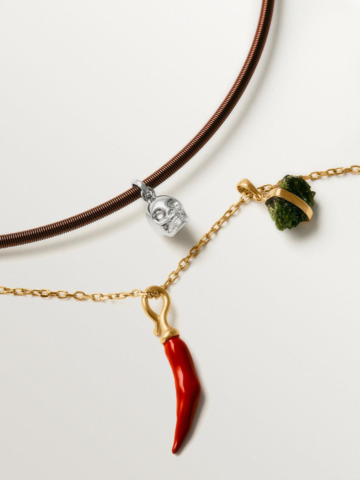 Charm bañado en oro amarillo de 18K con forma de chili de color rojo
