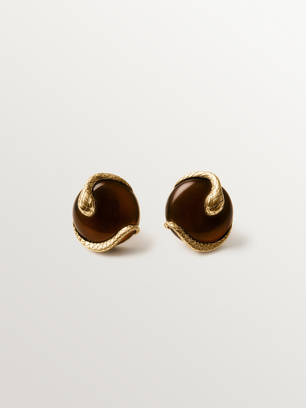 Pendientes bañados en oro amarillo con cristal marrón