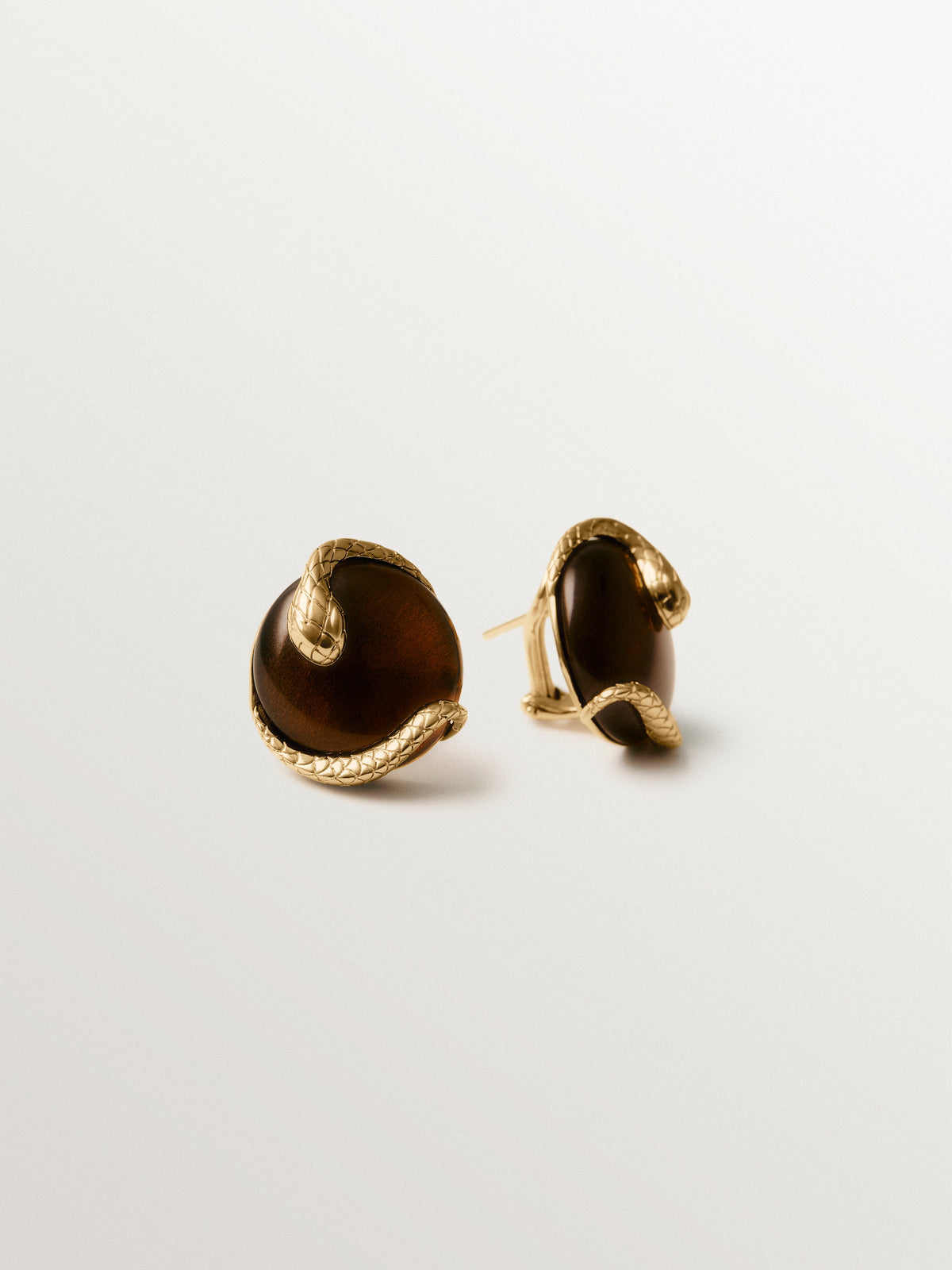 Pendientes bañados en oro amarillo con cristal marrón